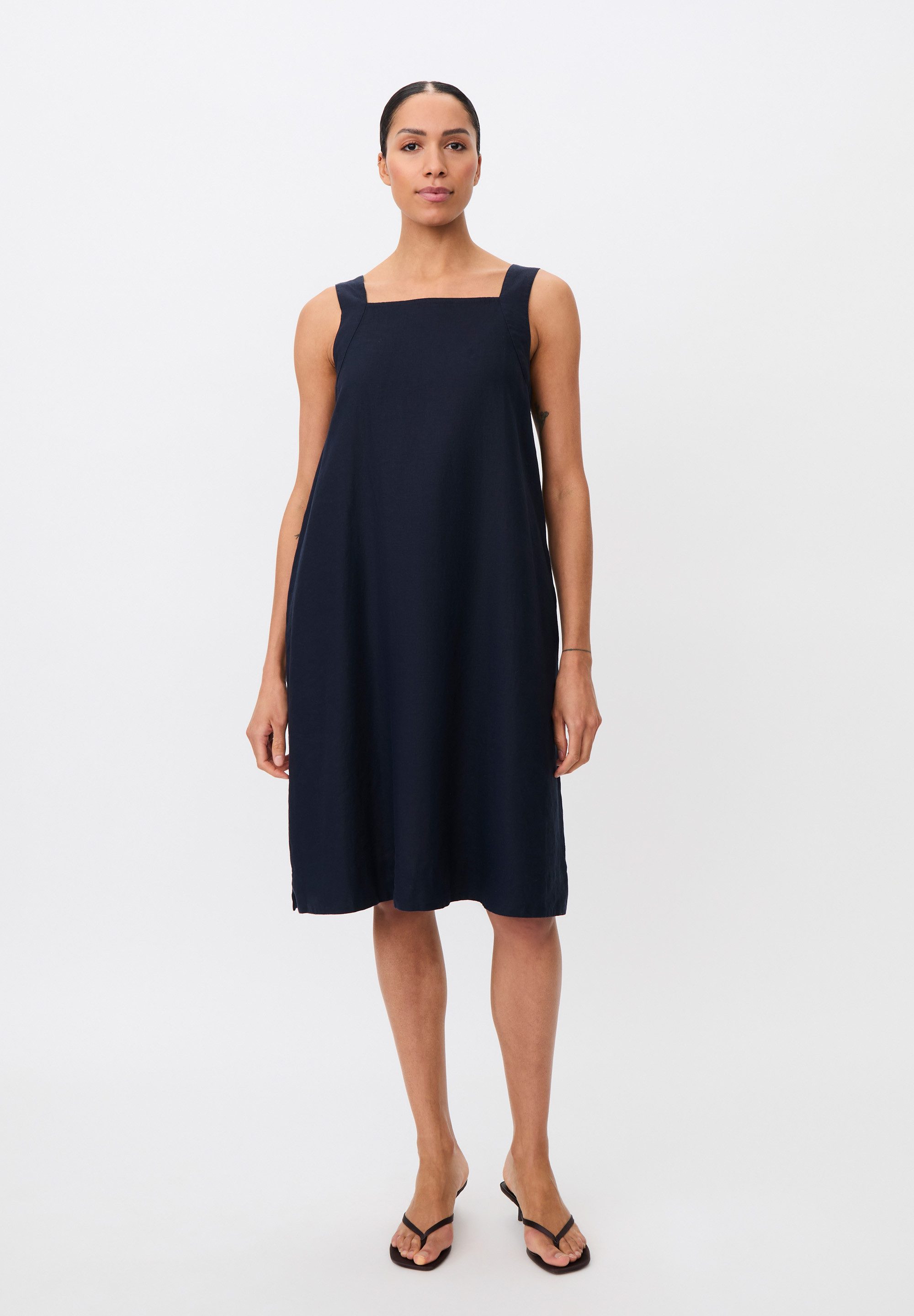 Masai Midikleid MaNoriane Minimalistische Design mit breiten Schulterträgern