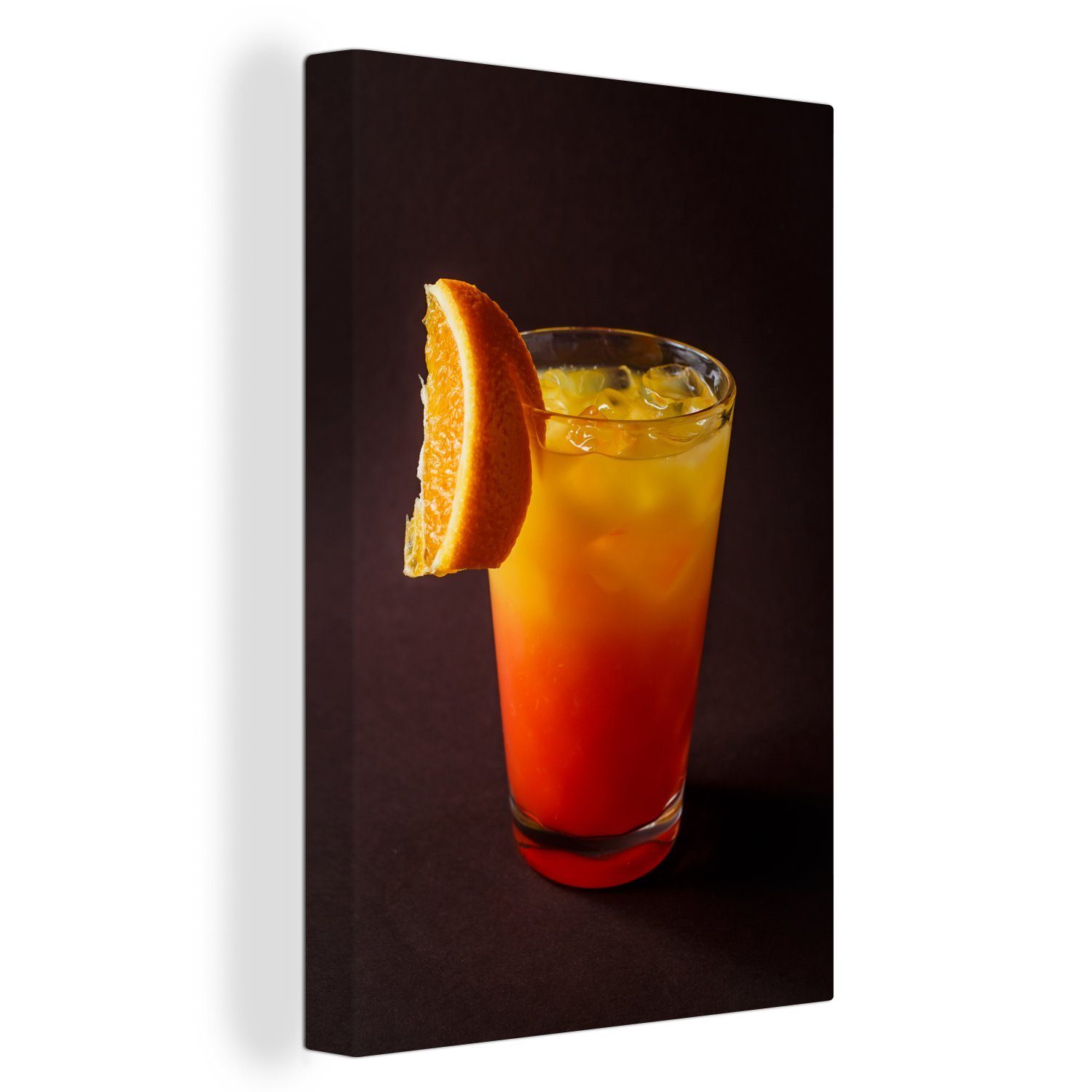 OneMillionCanvasses® Leinwandbild Ein Cocktail mit Orangensaft vor schwarzem Hintergrund, (1 St), Leinwandbild fertig bespannt inkl. Zackenaufhänger, Gemälde, 20x30 cm