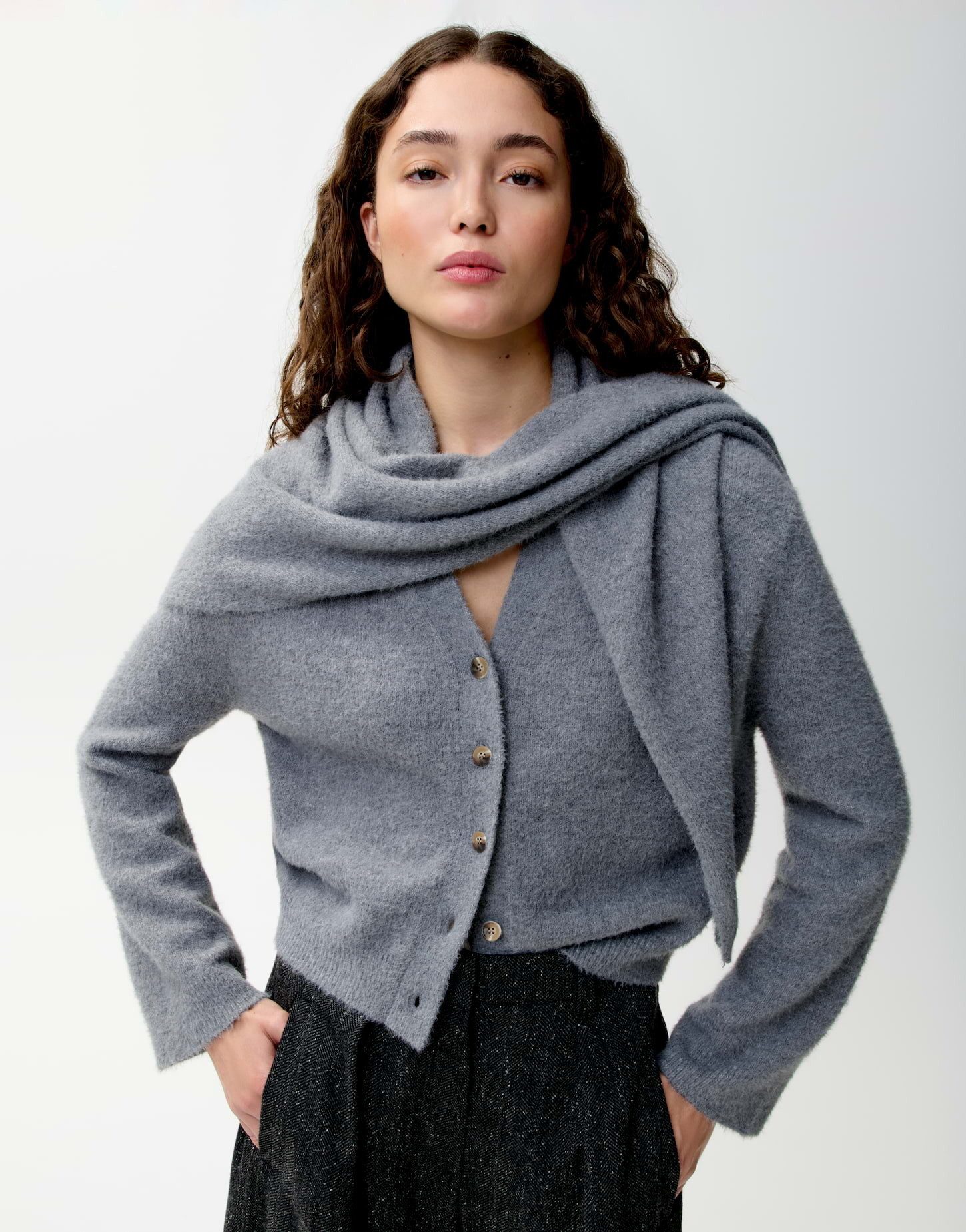 OPUS PANTS Strickjacke Pina aus Nylon mit flauschiger Oberfläche Gerade Silhouette mit abnehmbarem Schal und flauschiger Haptik
