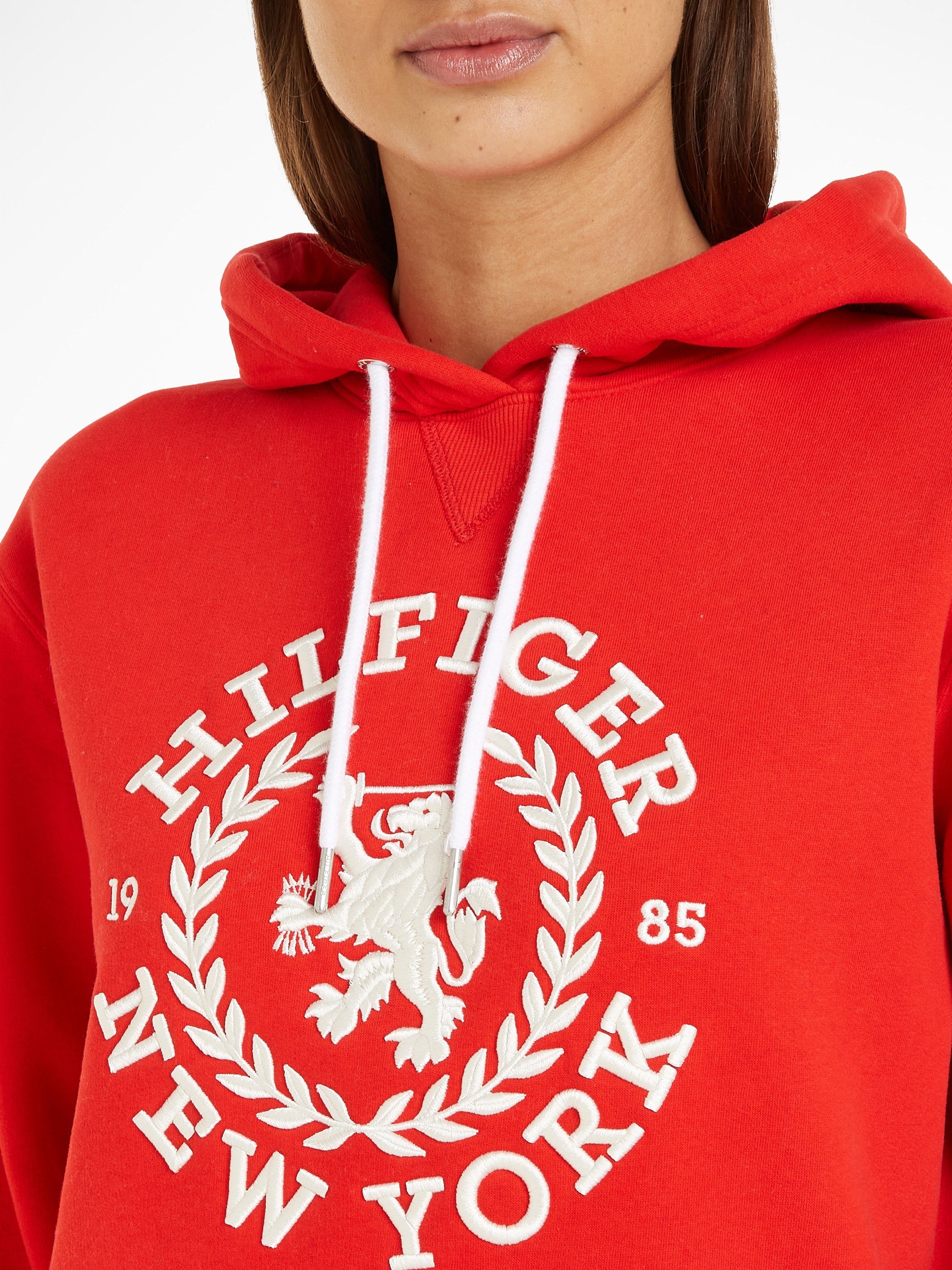 Tommy Hilfiger Kapuzensweatshirt REG HOODIE CREST gesticktem Logoschriftzug Fierce_Red mit