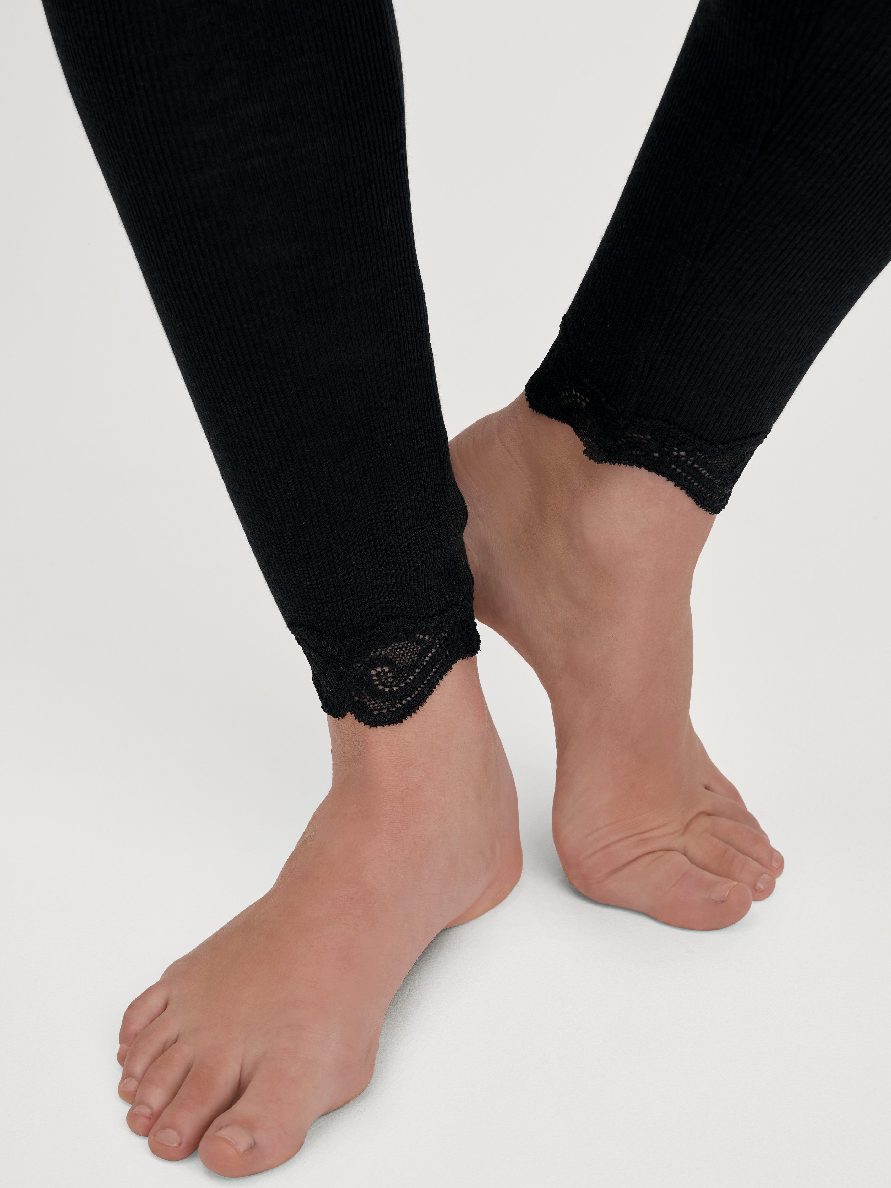 CALIDA Leggings Richesse Lace Spitzen-Details, elastisch, Feinripp-Qualität, wärmend, weich – Bild 4 von 5