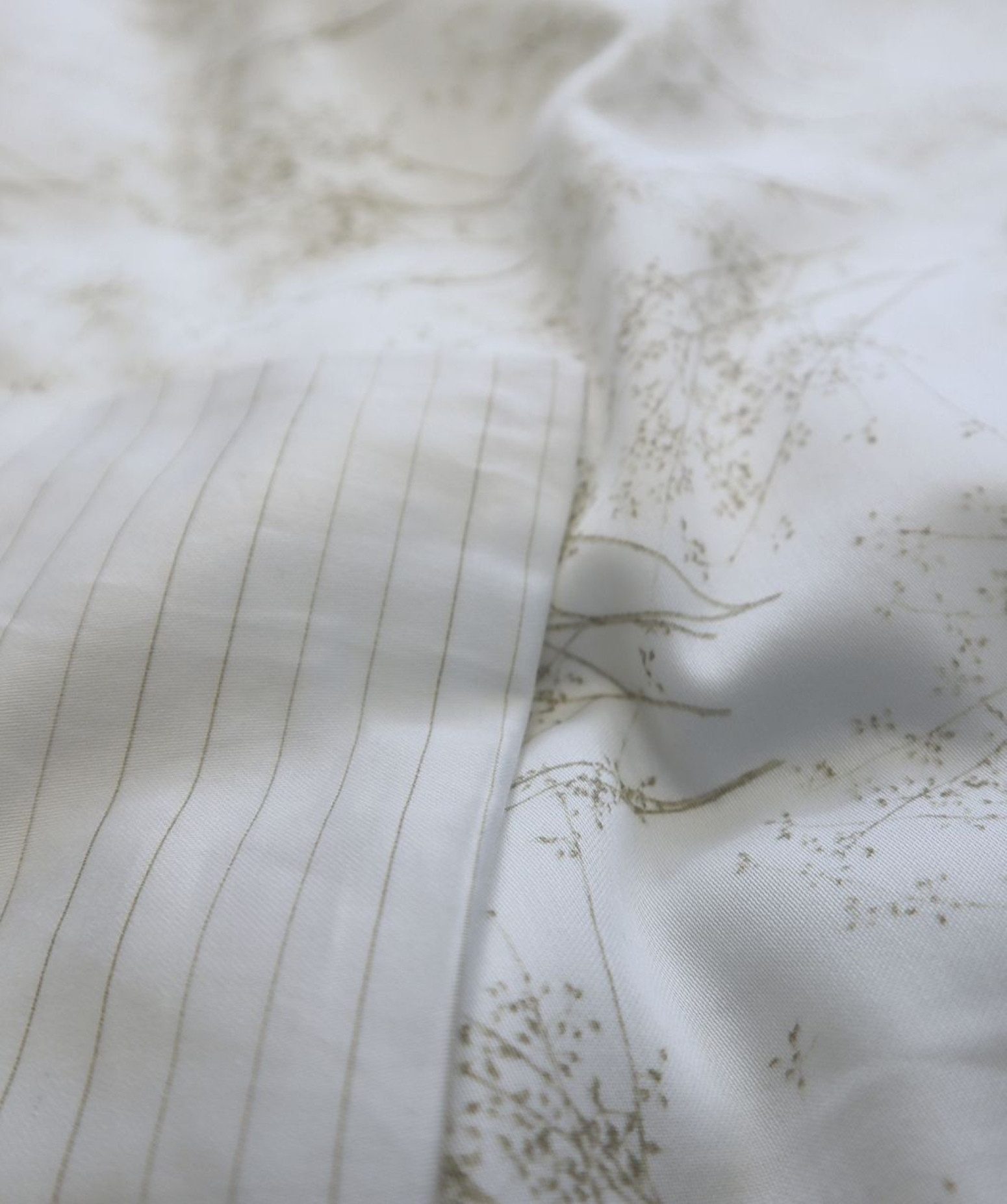 fleuresse Bettwäsche Fleuresse Mako-Satin Bettwäsche 200x220 Gräser Streifen Wende weiß, Mako-Satin, 3 teilig