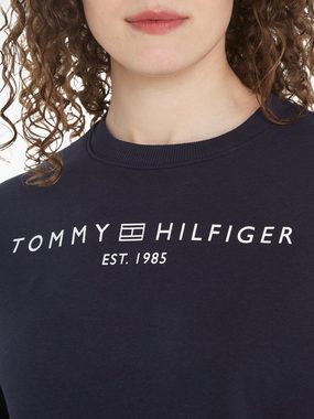 Tommy Hilfiger Sweatshirt MDRN REG CORP LOGO C-NK SWTSHRT im hüftlangen Schnitt, Tommy Hilfiger Logoschriftzug mit Flag-Frame