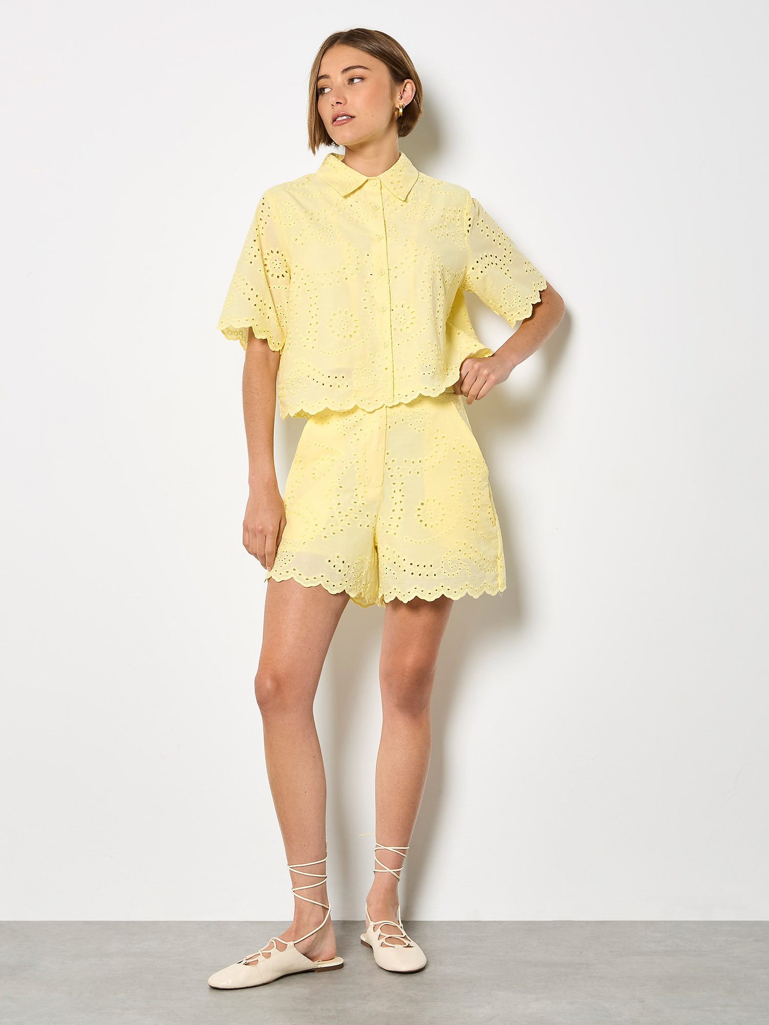Apricot Shorts Mini-Shorts mit Wellenkante mit Stickerei
