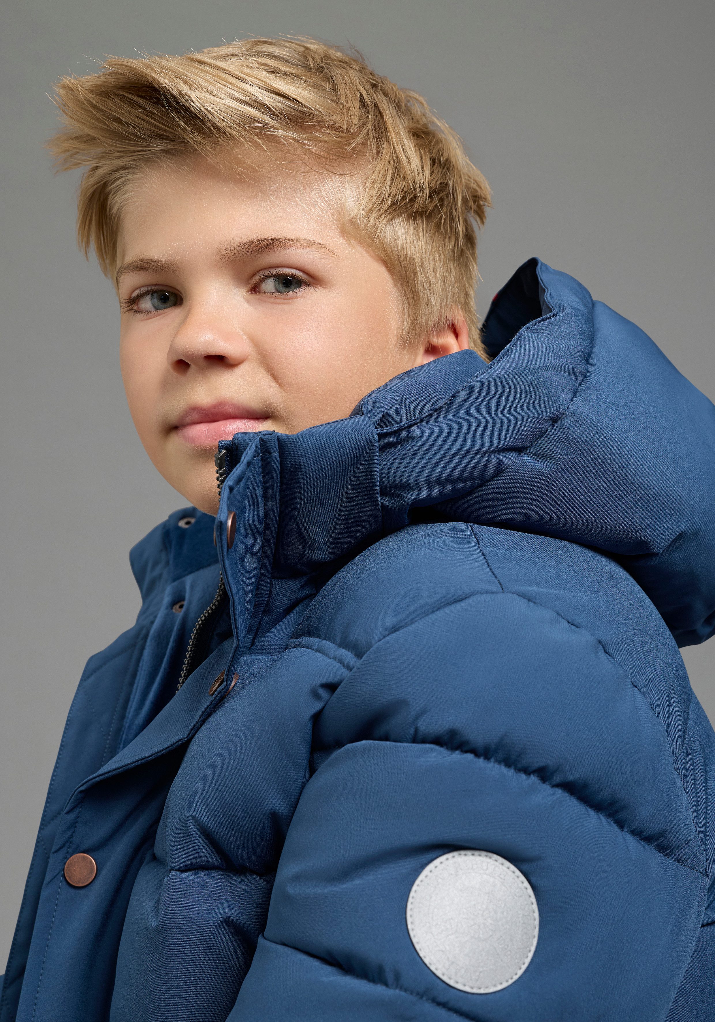KIDSWORLD Outdoorjacke Winterwarme Jacke, gesteppt Trendige Winterjacke mit refklektierenden Details – Bild 3 von 5