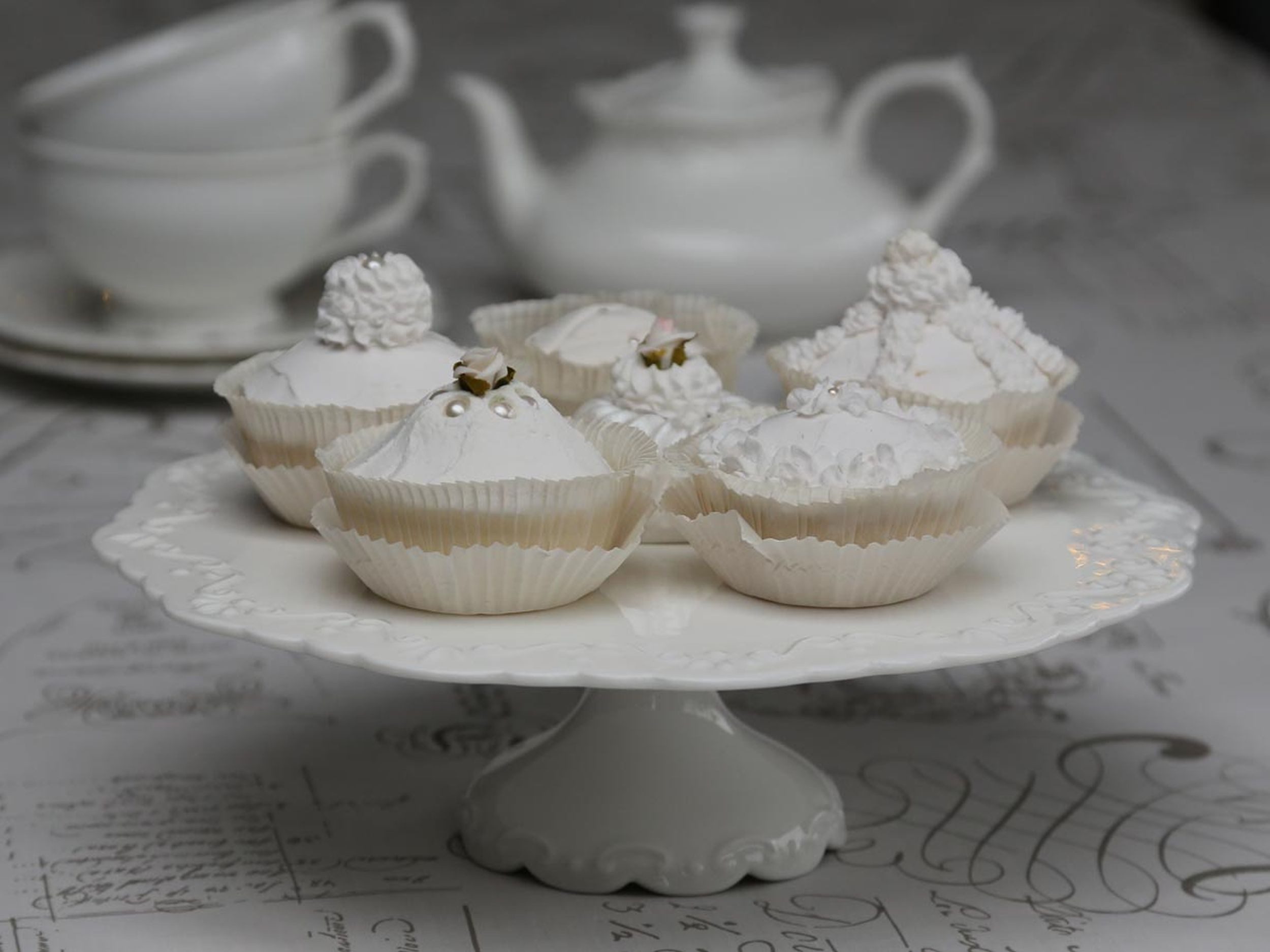 Chic Antique Kuchenplatte Tortenplatte Kuchenplatte weiß mit Fuß Shabby Chic Antique 63138 11, Porzellan, (1-tlg)