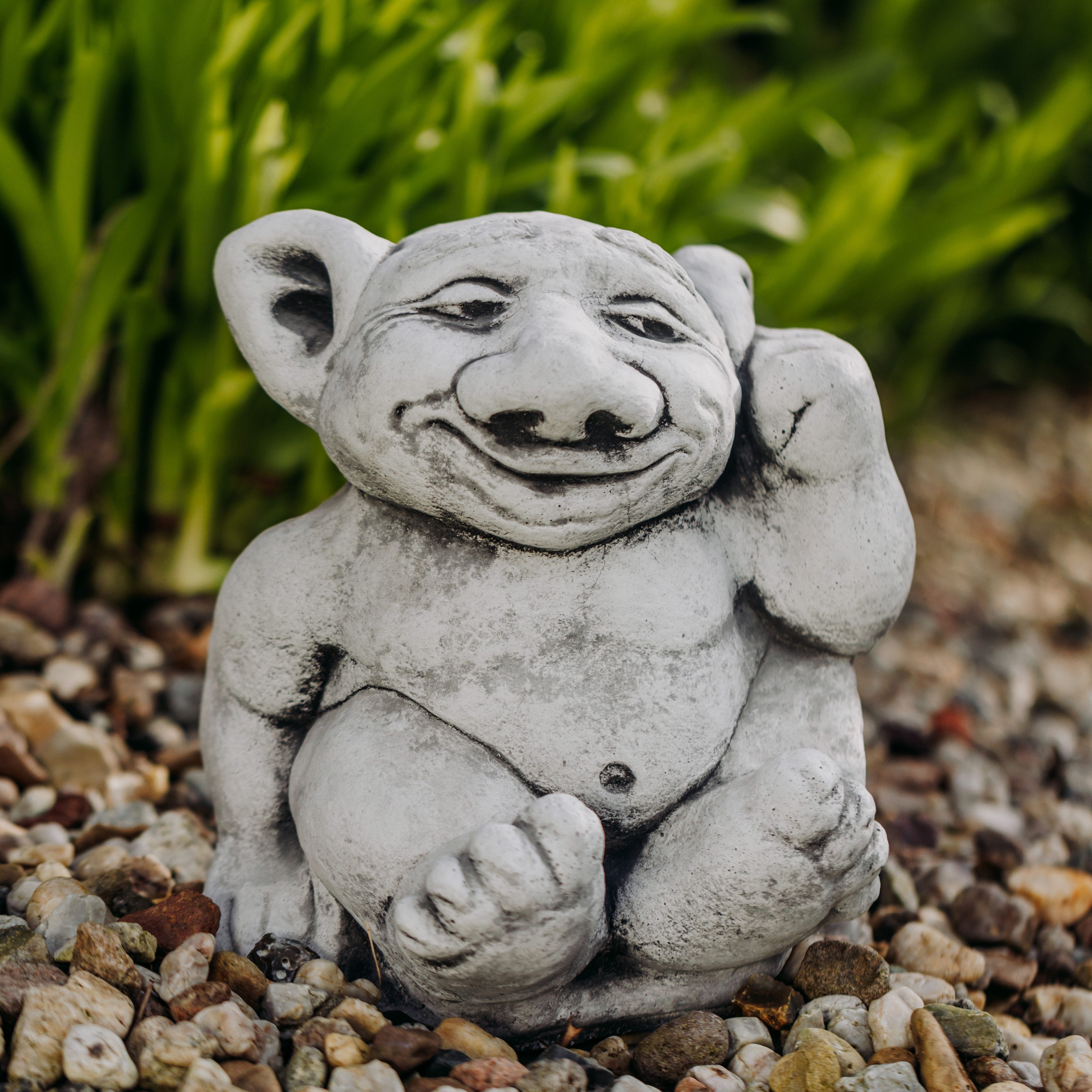 gartendekoparadies.de Gartenfigur Steinfigur XXL Troll Modell Finger im Ohr Gnom, H. 26 cm, 15 kg, Frostsicher