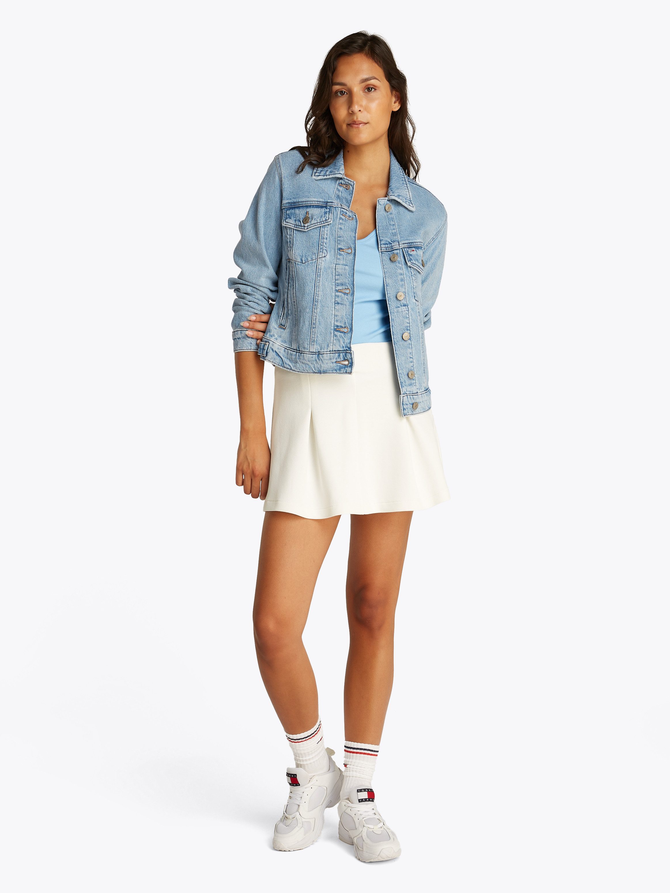 Tommy Jeans Jeansjacke CLASSIC TRUCKER JACKET BI8110 mit Brusttaschen, Logo-Badge