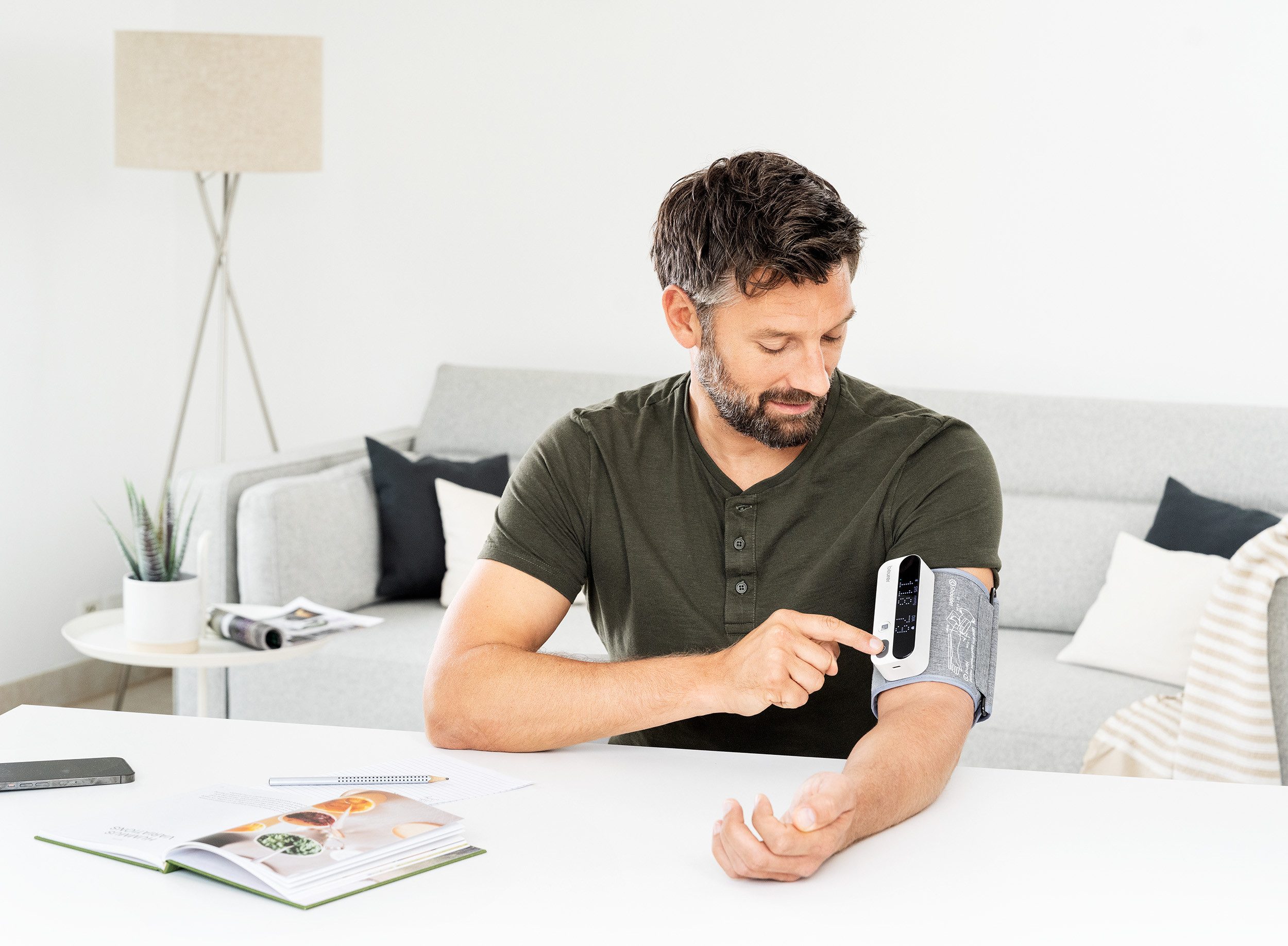 BEURER Oberarm-Blutdruckmessgerät BM 59, einfache und präzise Messung ohne Kabel und Schläuche, Inkl. "beurer HealthManager Pro" App zum Monitoring der Werte