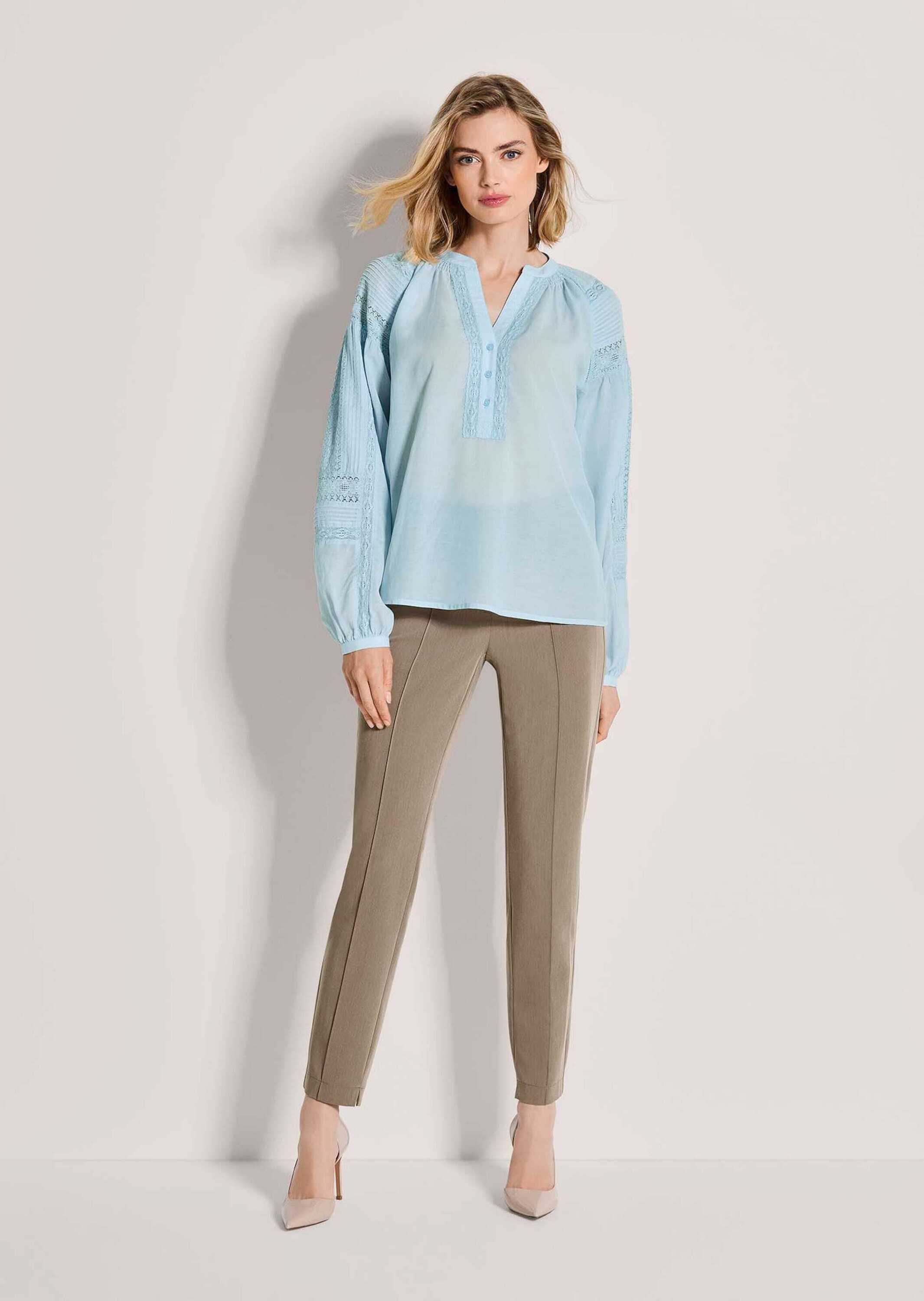MADELEINE Hemdbluse Sommertunika mit Spitzendetails Baumwollbluse mit Rundhals mit V-Schlitz, Knopfleiste und Langarm