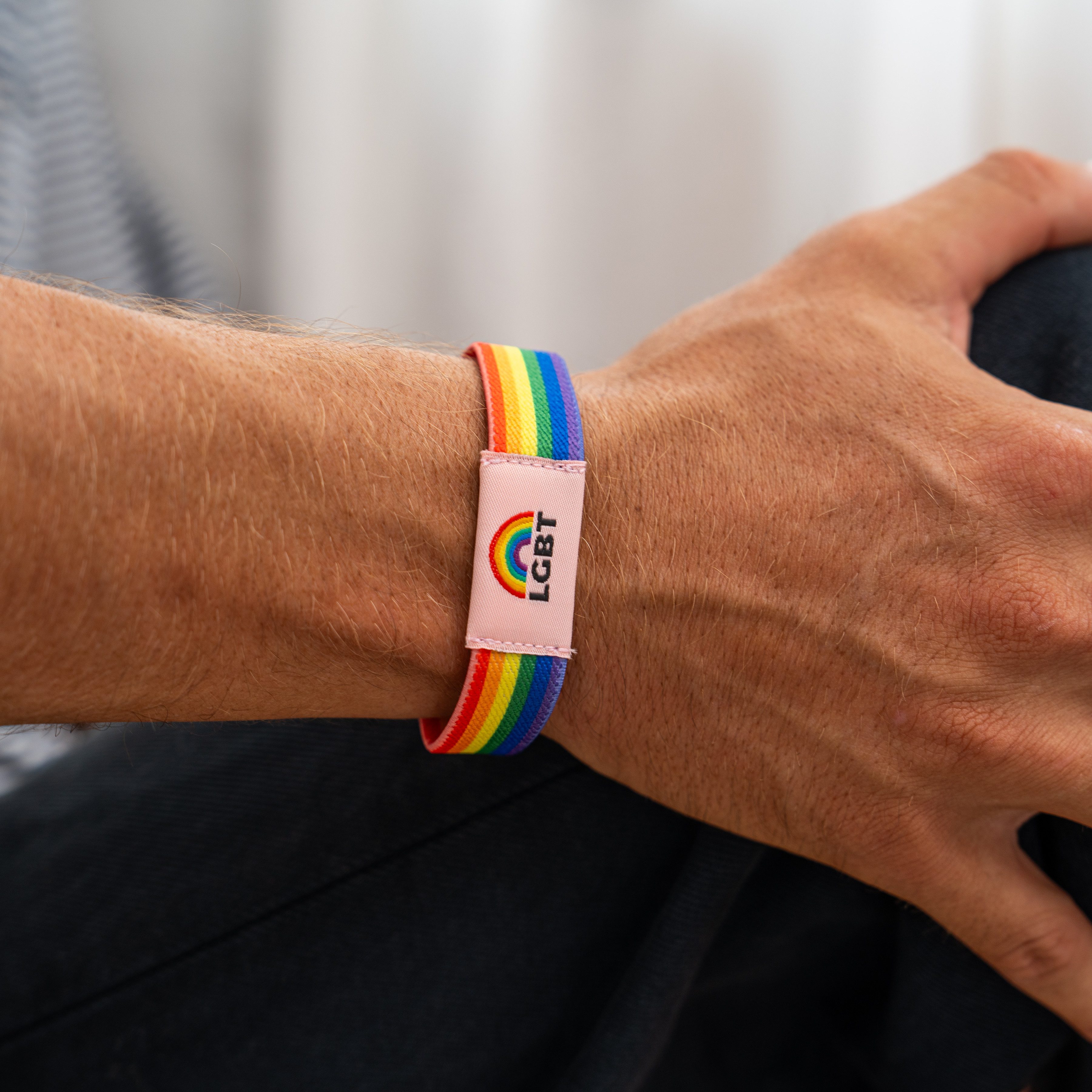 Made by Nami Armband Elastisches Stoffarmband Regenbogenfarben Pride Merch Unisex, aus Stoff – farbenfroh – für Festivals – LGBTQ-Design