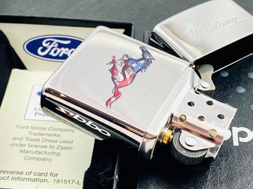 Zippo Feuerzeug Ford Mustang Chrome Poliert Geschenkset Sturmfeuerzeug (inkl. praktischer Geschenkverpackung 1 x Original ZIPPO Benzin 1 x Original ZIPPO 6er Feuersteine), offizielle Ford Lizenzware - das Original - Made in USA -