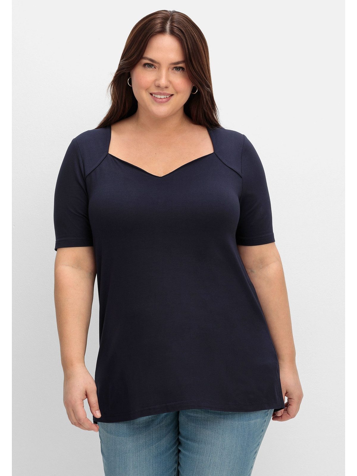 Sheego T-Shirt Große Größen mit herzförmigem Ausschnitt