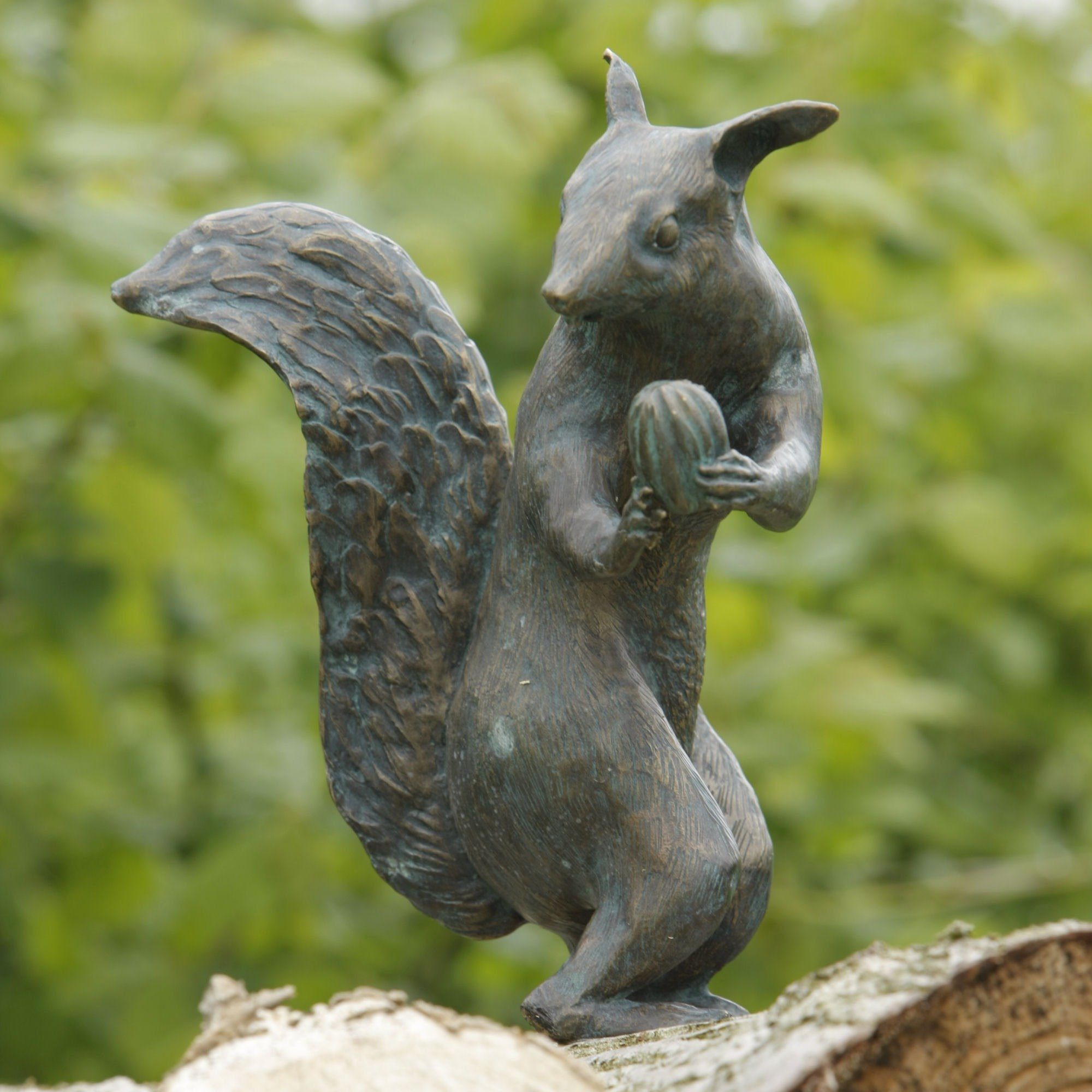 IDYL Rottenecker Gartenfigur Bronzeskulptur "Eichhörnchen mit Eichel"