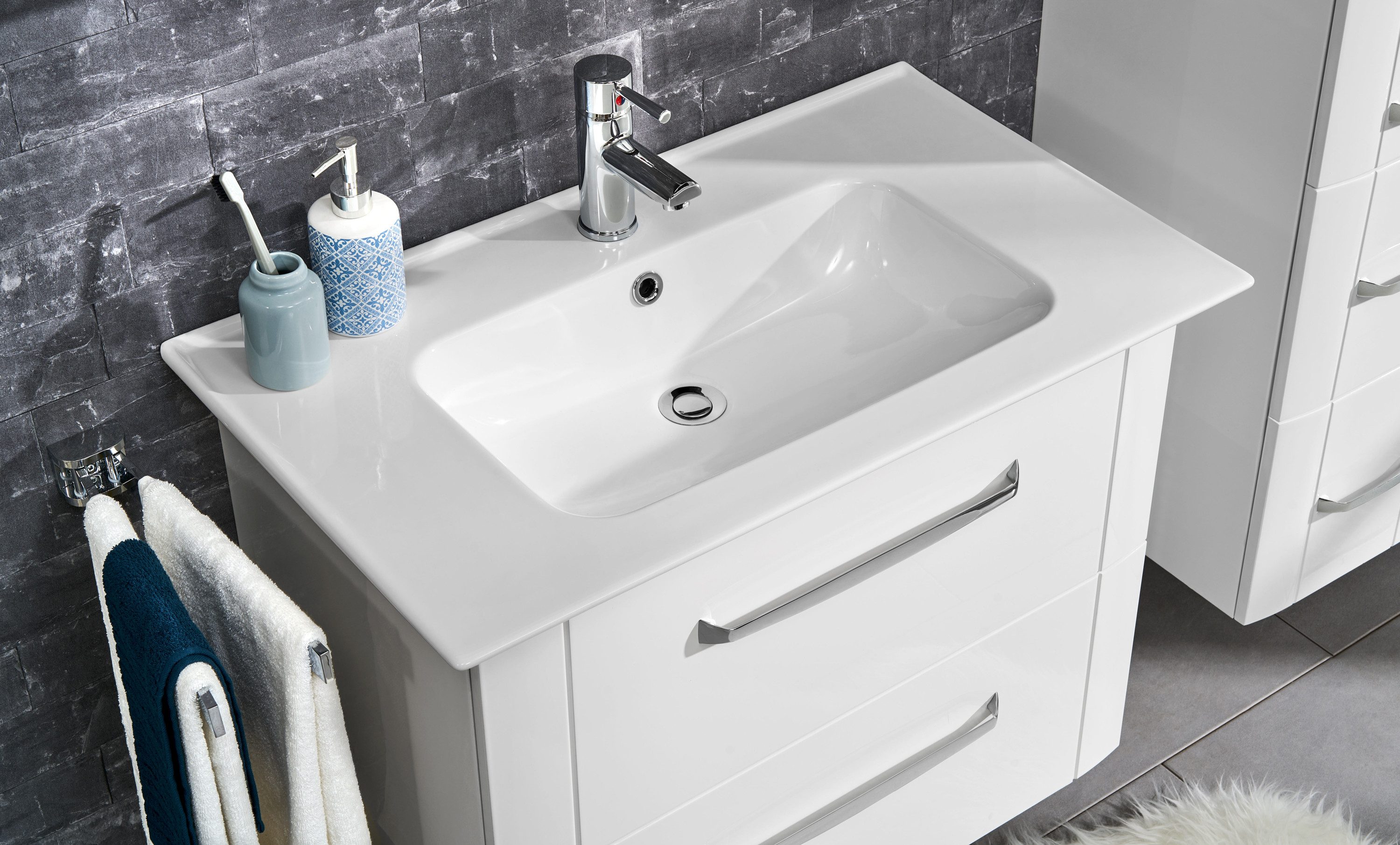 Saphir Badmöbel-Set Serie 3006 2-teilig Keramik-Waschtisch mit Spiegelschrank, (3-St), Badezimmer Set 80 cm breit, inkl. Türdämpfer, 3 Türen, 2 Schubladen