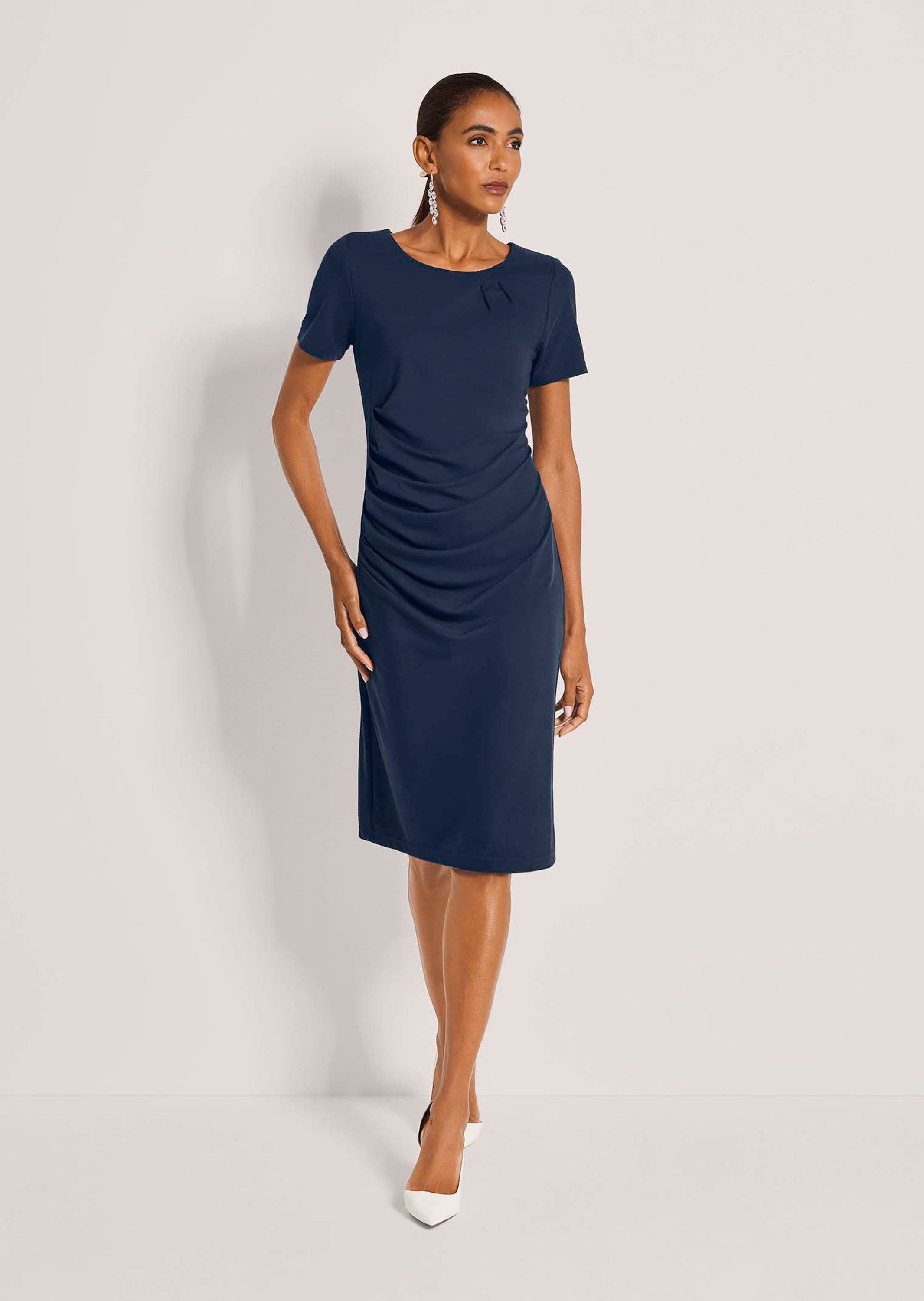MADELEINE Midikleid Viskosekleid mit asymmetrischen Falten Jerseykleid mit Rundhals, Gehschlitz, Kurzarm und Knielänge
