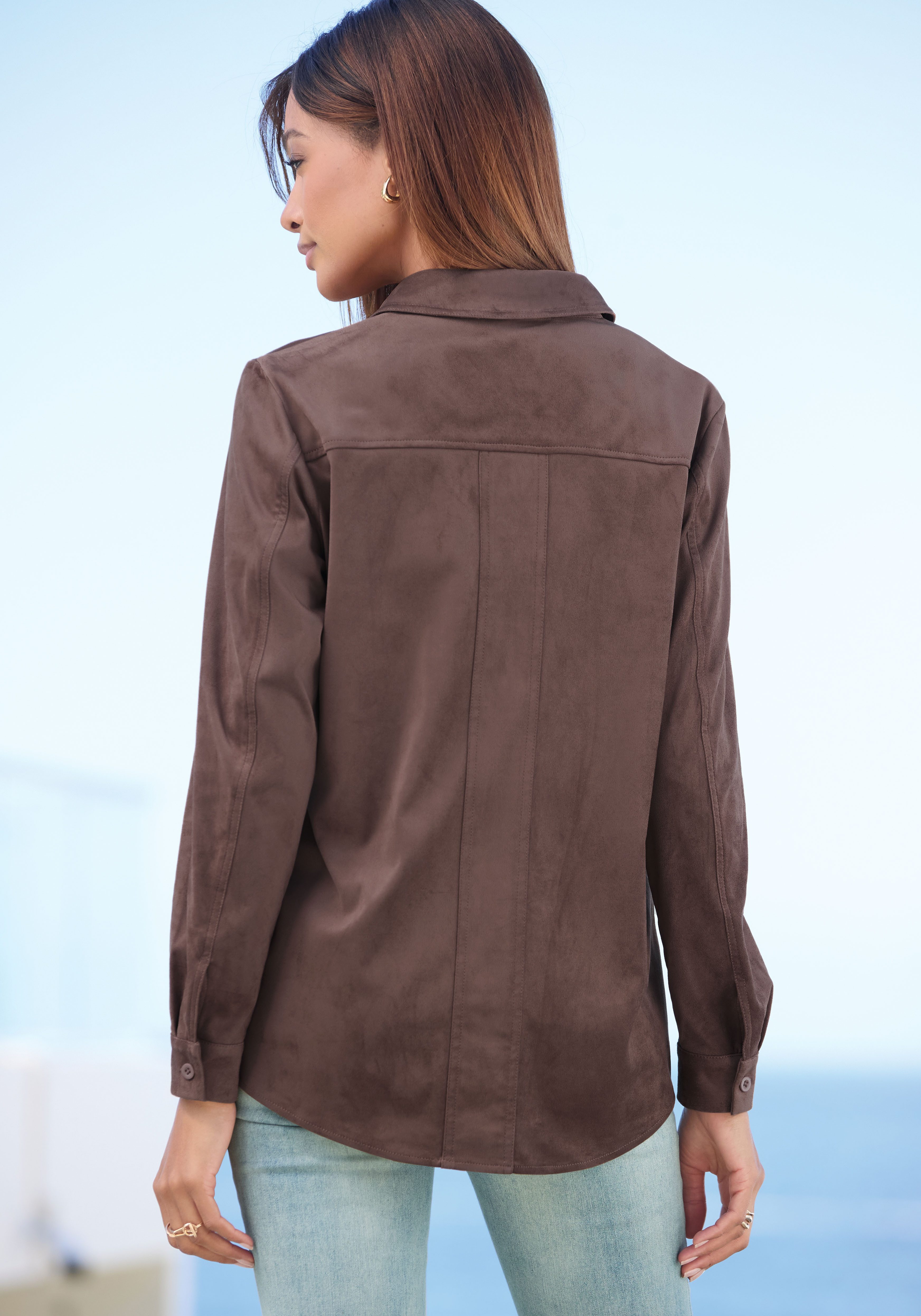 LASCANA Hemdbluse aus Velourlederimitat Bluse in Velourslederoptik, Langarmbluse in Wildlederoptik – Bild 3 von 5