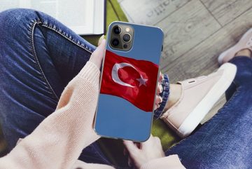 MuchoWow Handyhülle Eine türkische Flagge am blauen Himmel, Handyhülle Apple iPhone 12 Pro, Smartphone-Bumper, Print, Handy