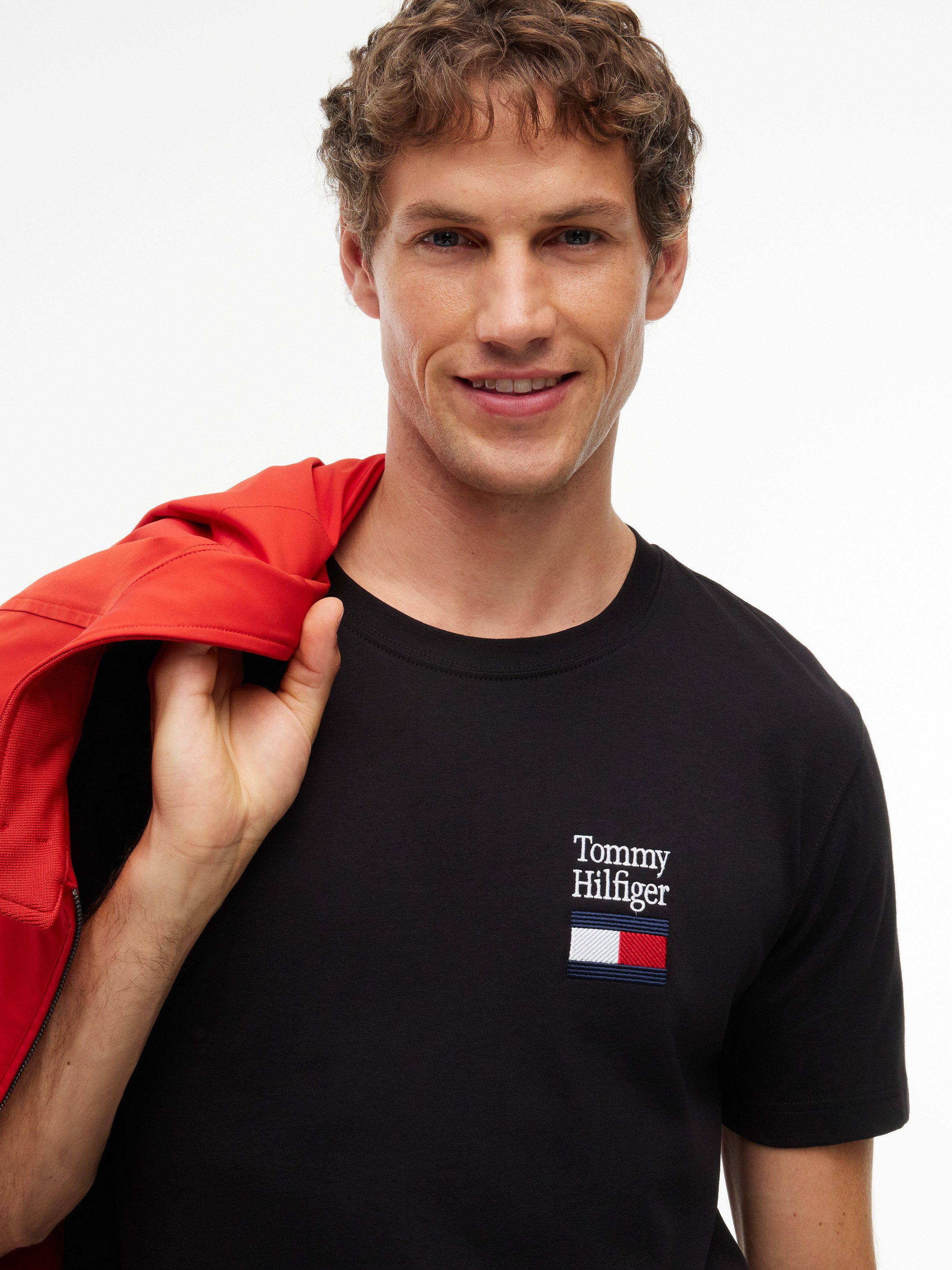 Tommy Hilfiger T-Shirt BRAND LOVE TEXT STACK Regular fit mit Rundhalsausschnitt – Bild 5 von 5