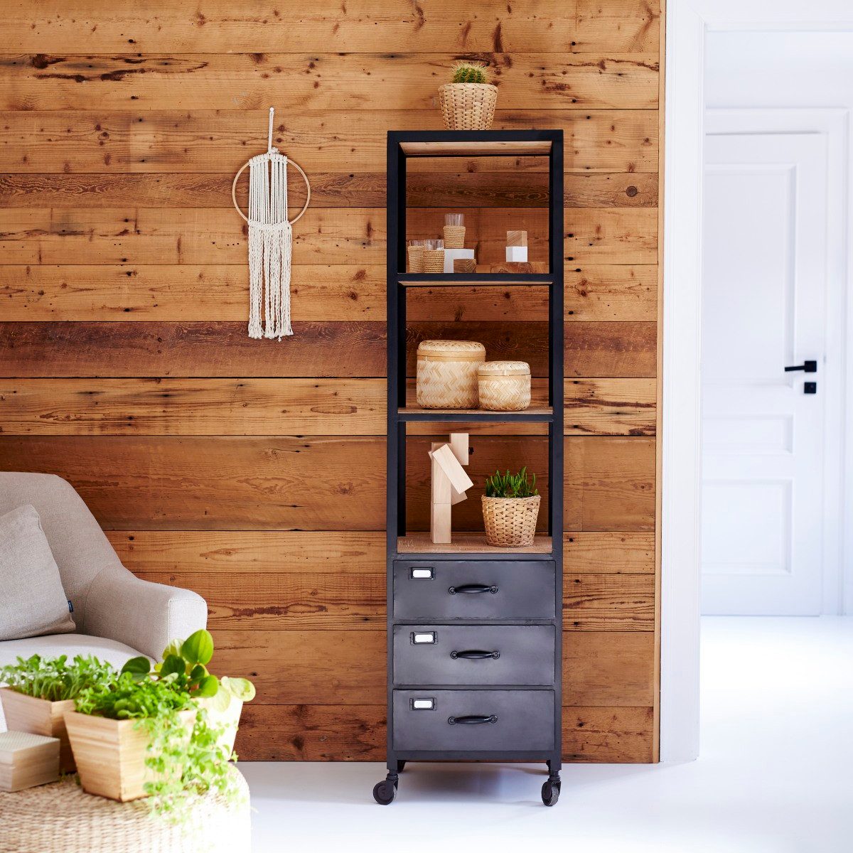 Tikamoon Bücherregal Hochschrank auf Rollen im industriellen Stil mit Mangoholz und Metall