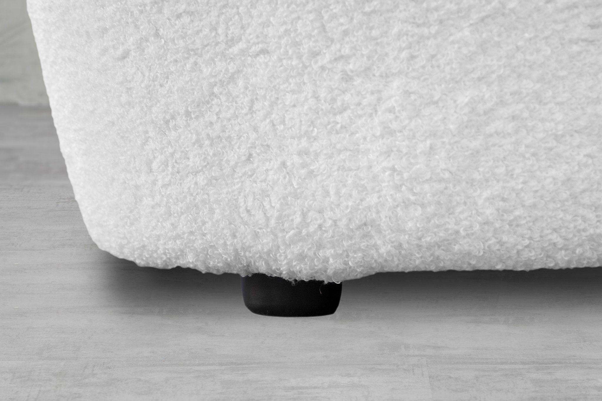 Snow aus in Bouclé Sofa carla&marge Weiß, weichem cm) 139 Plüschbezug mit (Breite White Couch moderne Tamlon,