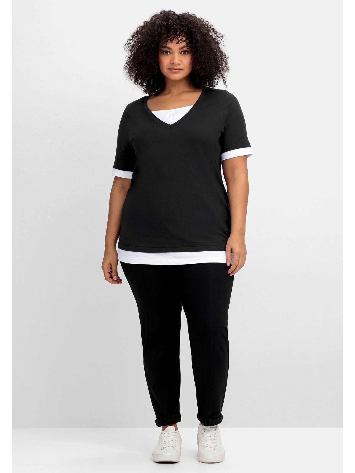 Große mit 2-in-1-Shirt schwarz-weiß Sheego 2-in-1-Optik, Größen in V-Ausschnitt
