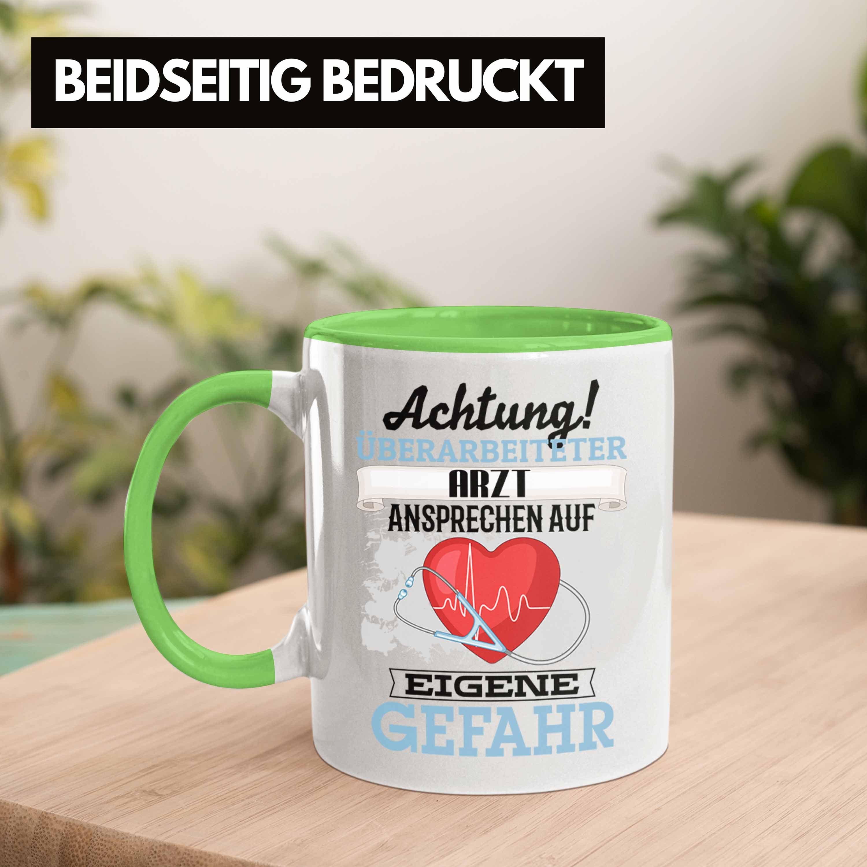 Trendation Tasse Arzt Tasse Geschenk Lustiger Spruch Arzt Kaffeebecher Grün für Geschenkidee