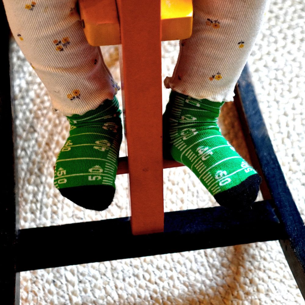 40YARDS Socken American Football Babysocken – Größe 0-24 Monate – Spielfeld American Football Spielfeld Design