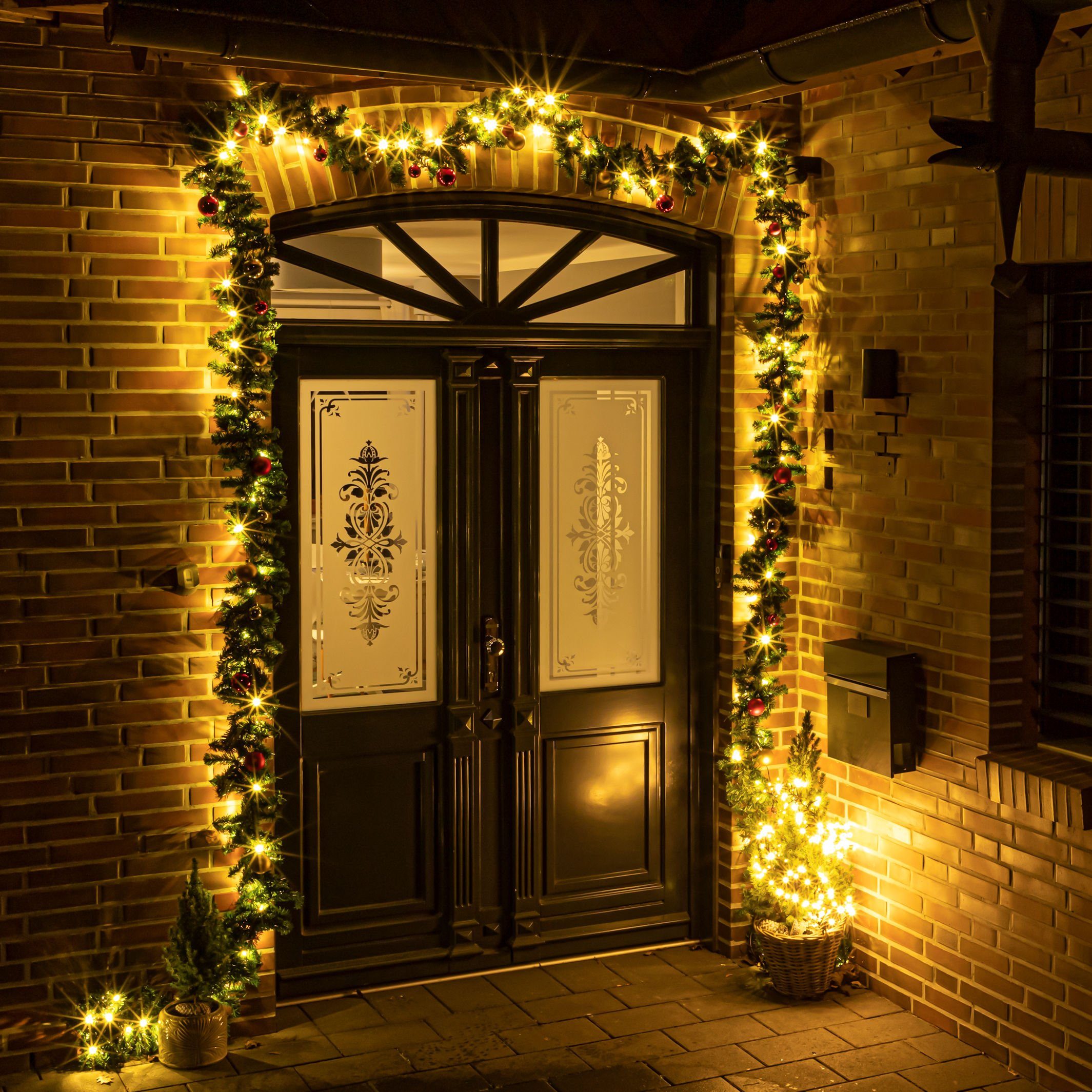 Spetebo LED-Girlande LED Weihnachts-Girlande + Christbaumkugeln - grün, Künstliche Tannengirlande 5 m Länge