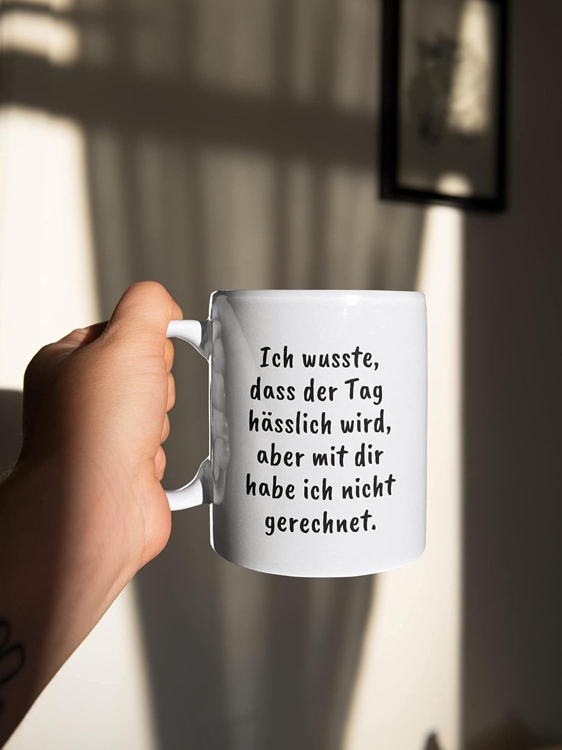 Geschenkehöhle Tasse Lustige Spruchtasse Arbeit – Kaffeebecher Büro Geschenk für Kollegen, 330 ml Fassungsvermögen ideal für Kaffee, Tee oder andere Heißgetränke