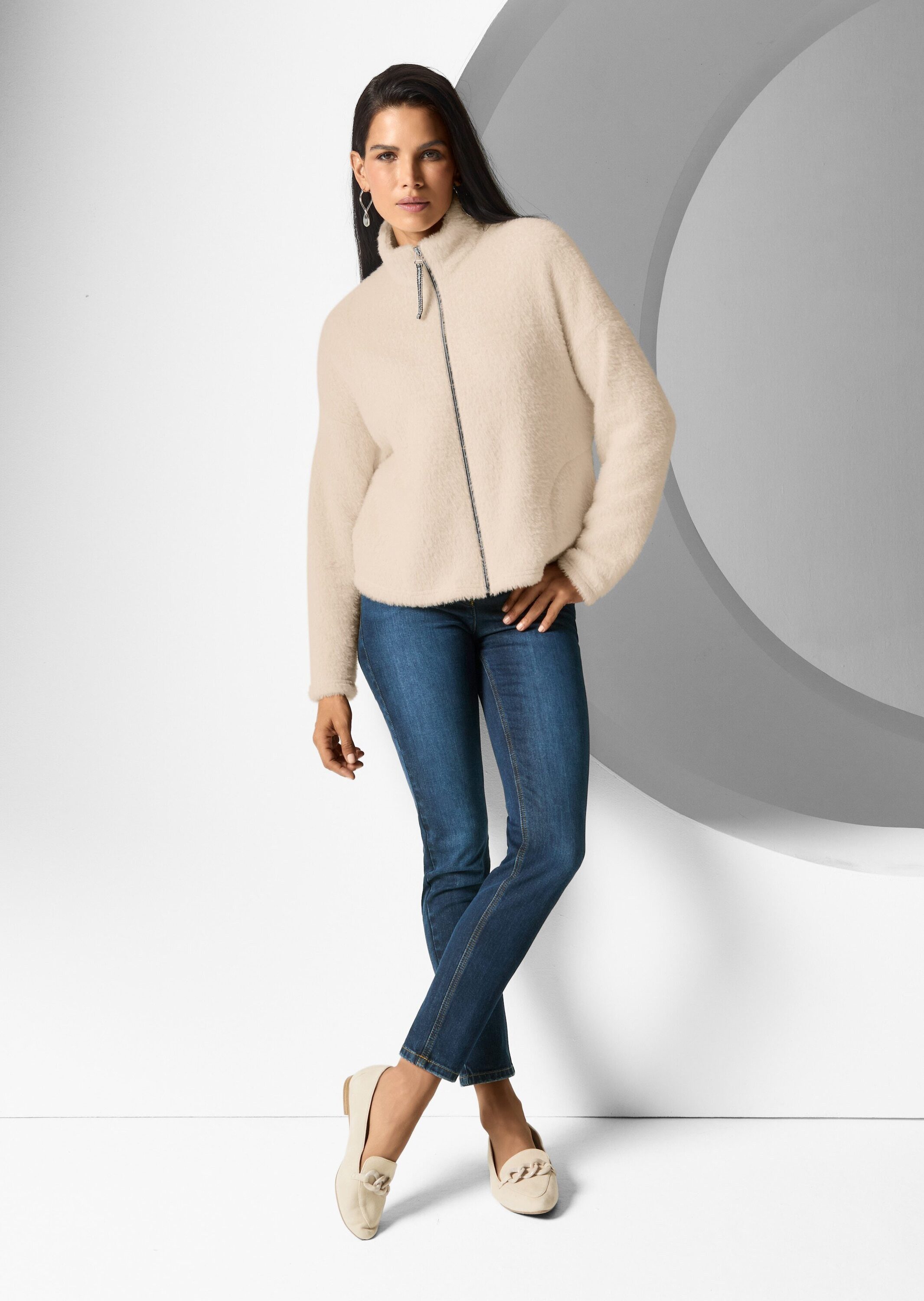 MADELEINE Outdoorjacke Trendige Kurzjacke mit Stehkragen Kuscheliger Webpelz mit sportivem Reißverschluss und langen Ärmeln