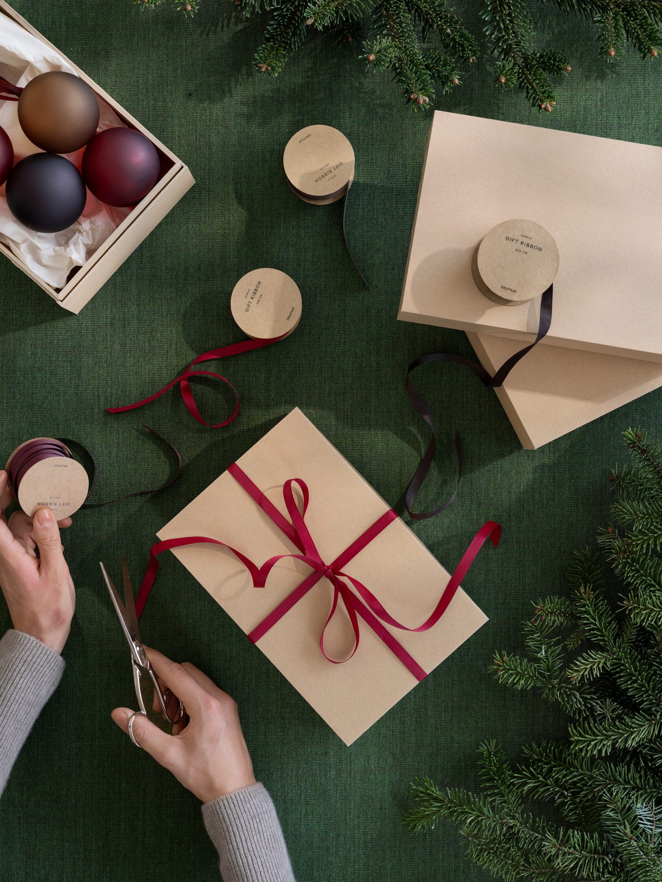 blomus Christbaumschmuck 2er Set Weihnachtsschmuck -JUHLA- Weihnachtskugeln, Christbaumdeko, moderne Farben, mattes Finish, schlichte Form, passendes Band