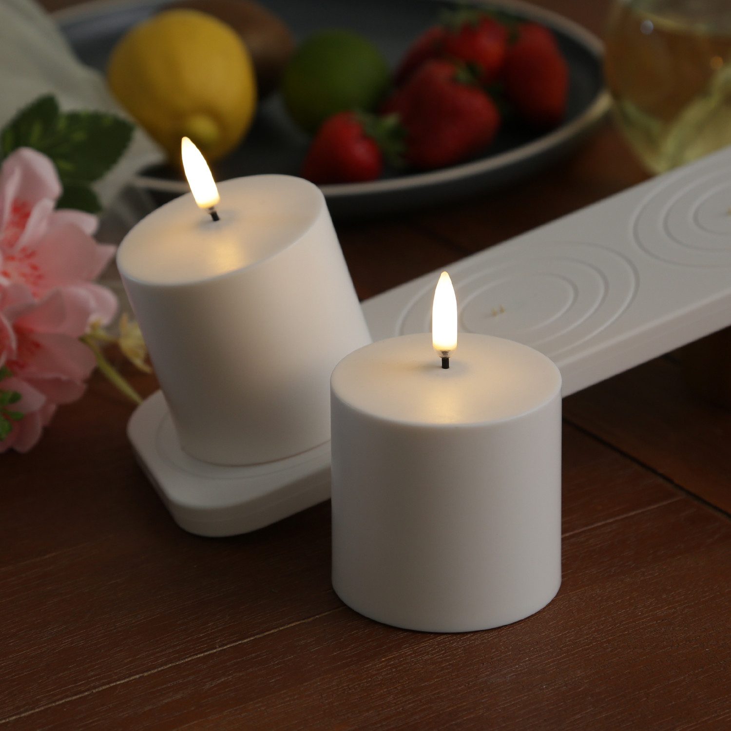 UYUNI Lighting LED-Kerze 2 Stumpenkerzen mit Ladestation aufladbar 6,8x6,8cm Timer Außen weiß, LED Classic, warmweiß (2100K bis 3000K)