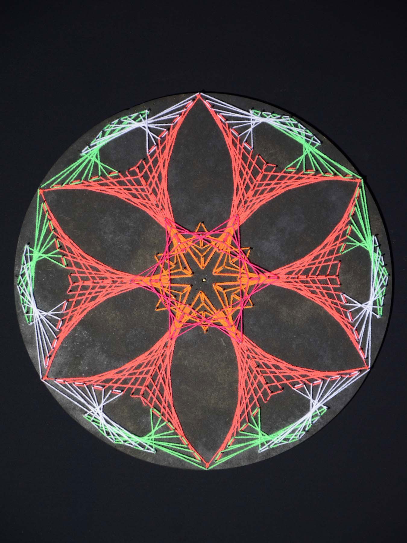 PSYWORK Dekoobjekt Schwarzlicht 2D StringArt Fadendeko Kreis "Fluo Flower", 40cm, UV-aktiv, leuchtet unter Schwarzlicht