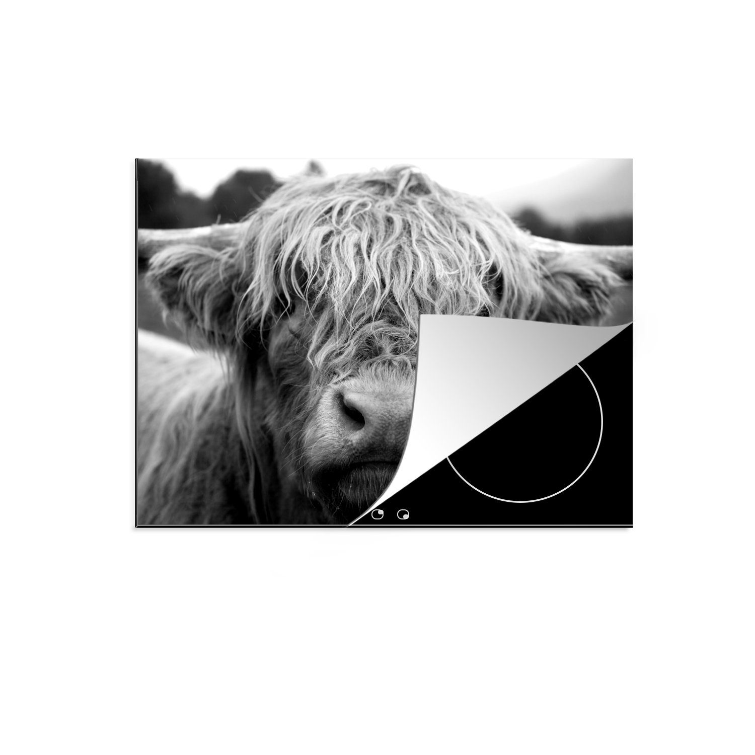 MuchoWow Herdblende-/Abdeckplatte Porträt eines schottischen Hochlandbewohners bei bewölktem Himmel -, Vinyl, (1 tlg), 70x52 cm, Mobile Arbeitsfläche nutzbar, Ceranfeldabdeckung