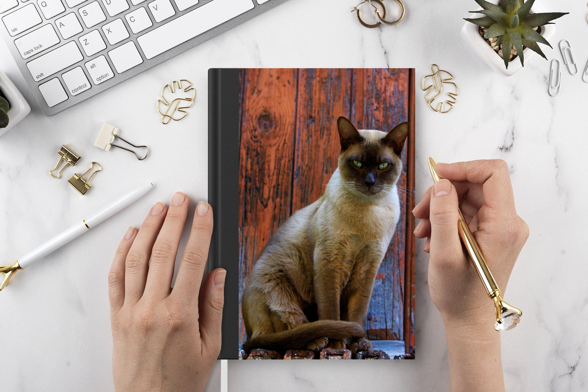 MuchoWow Notizbuch Siamesische Katze mit A5, 98 auf Haushaltsbuch einem Notizheft, grünen Seiten, Journal, Merkzettel, Augen Hintergrund, Tagebuch, hölzernen