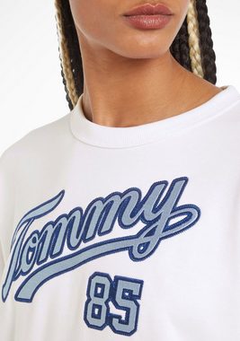 Tommy Jeans Sweater TJW RLX COLLEGIATE 85 SCRPT CREW (1-tlg) mit farblich abgesetzten Rändern