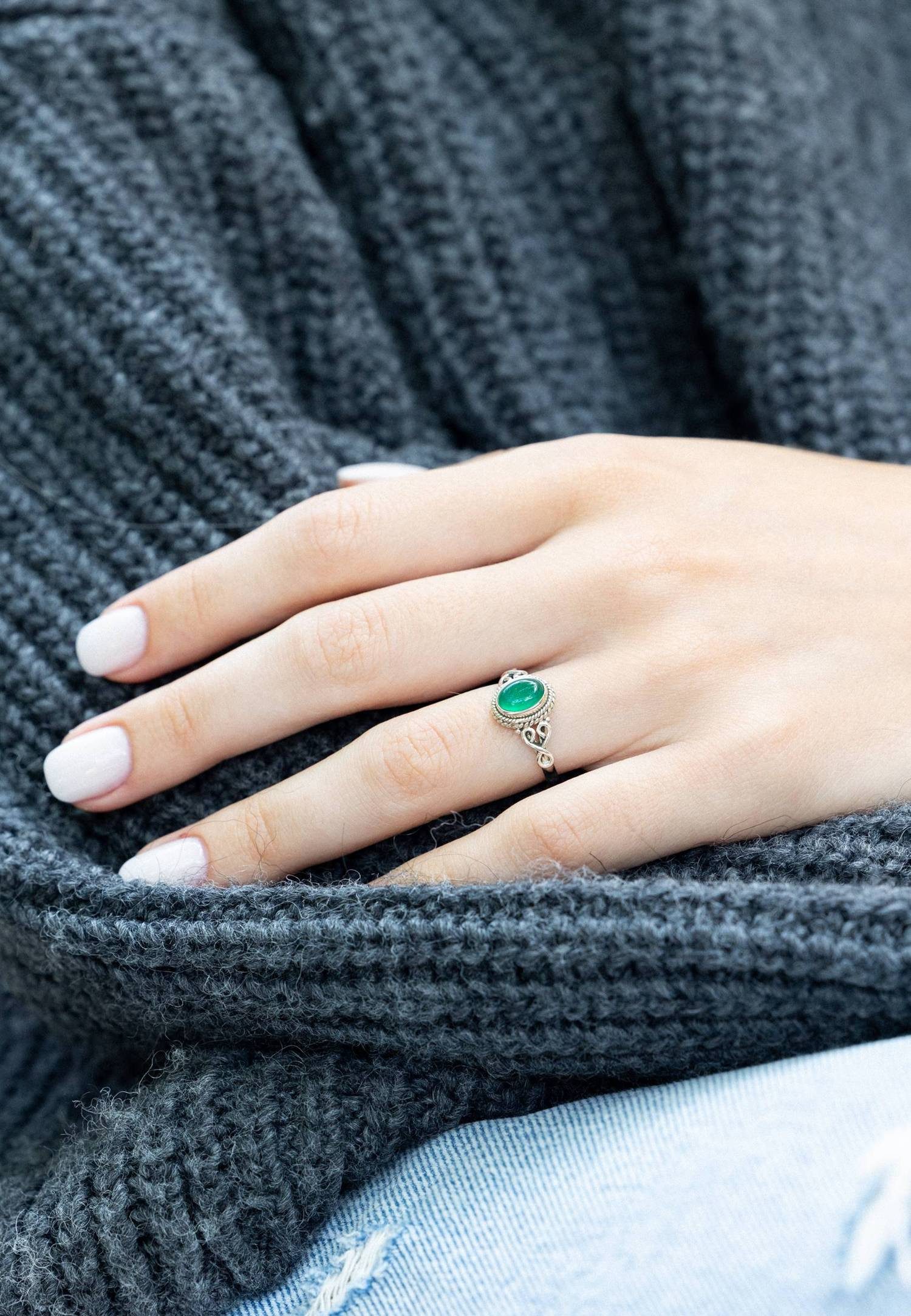 mantraroma Silberring BAGHIMI oval aus 925 Silber mit grünen Onyx (Ring mit Schmuckbeutel), Damenring aus 925er Silber