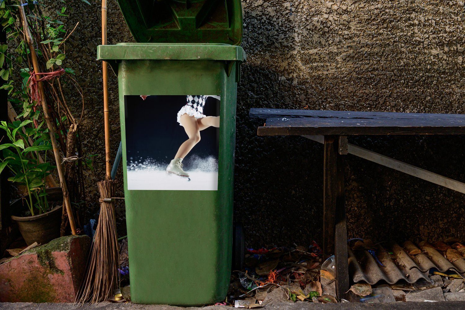Wandsticker St), (1 Schlittschuh Container, Abfalbehälter weißen einem Sticker, auf MuchoWow Mülleimer-aufkleber, Eiskunstläuferin bremst Eine Mülltonne,