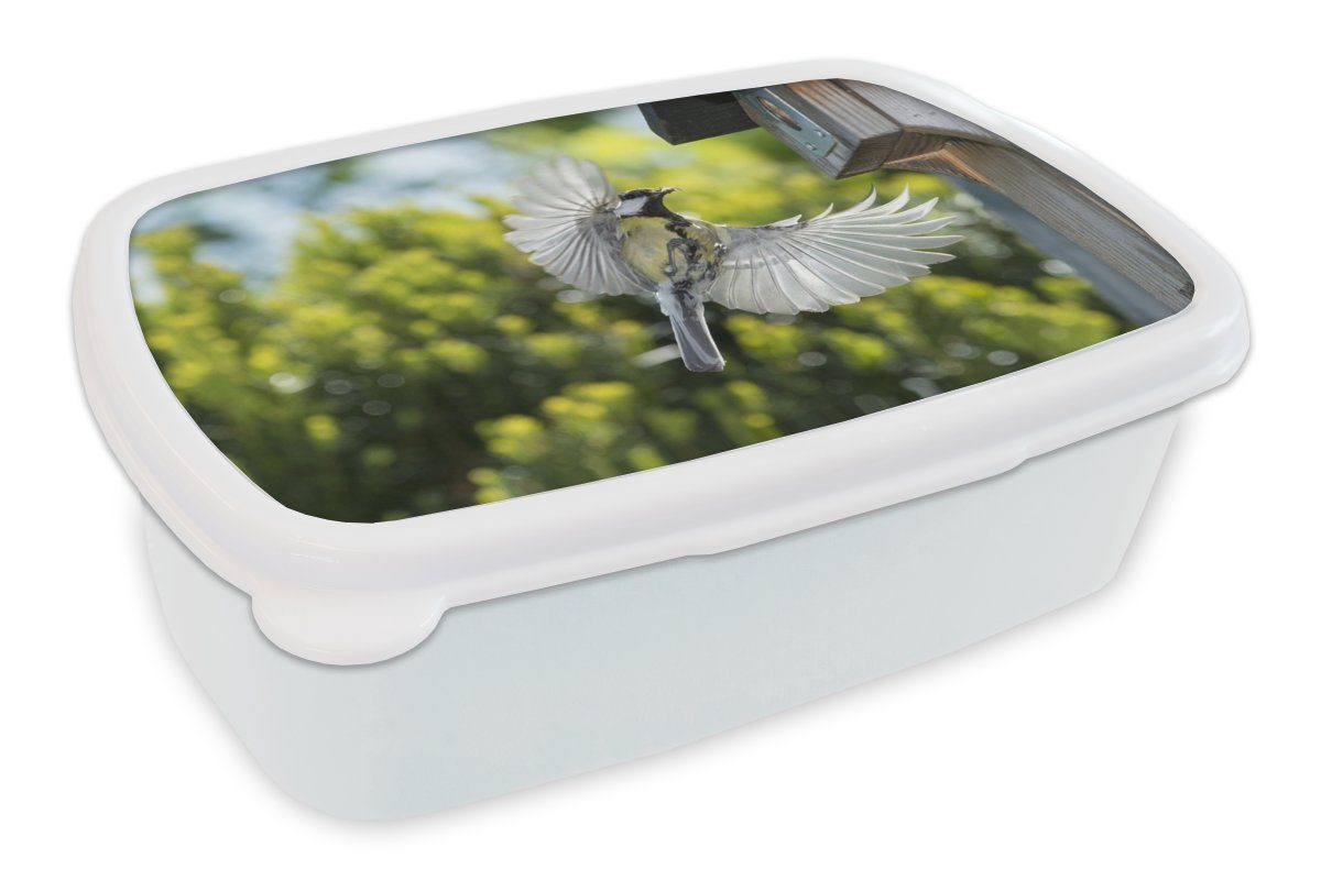 Lunchbox und für weiß für ein MuchoWow fliegt Kunststoff, Erwachsene, Kohlmeise Brotdose, Vogelhaus, Eine Jungs in (2-tlg), Brotbox und Kinder Mädchen