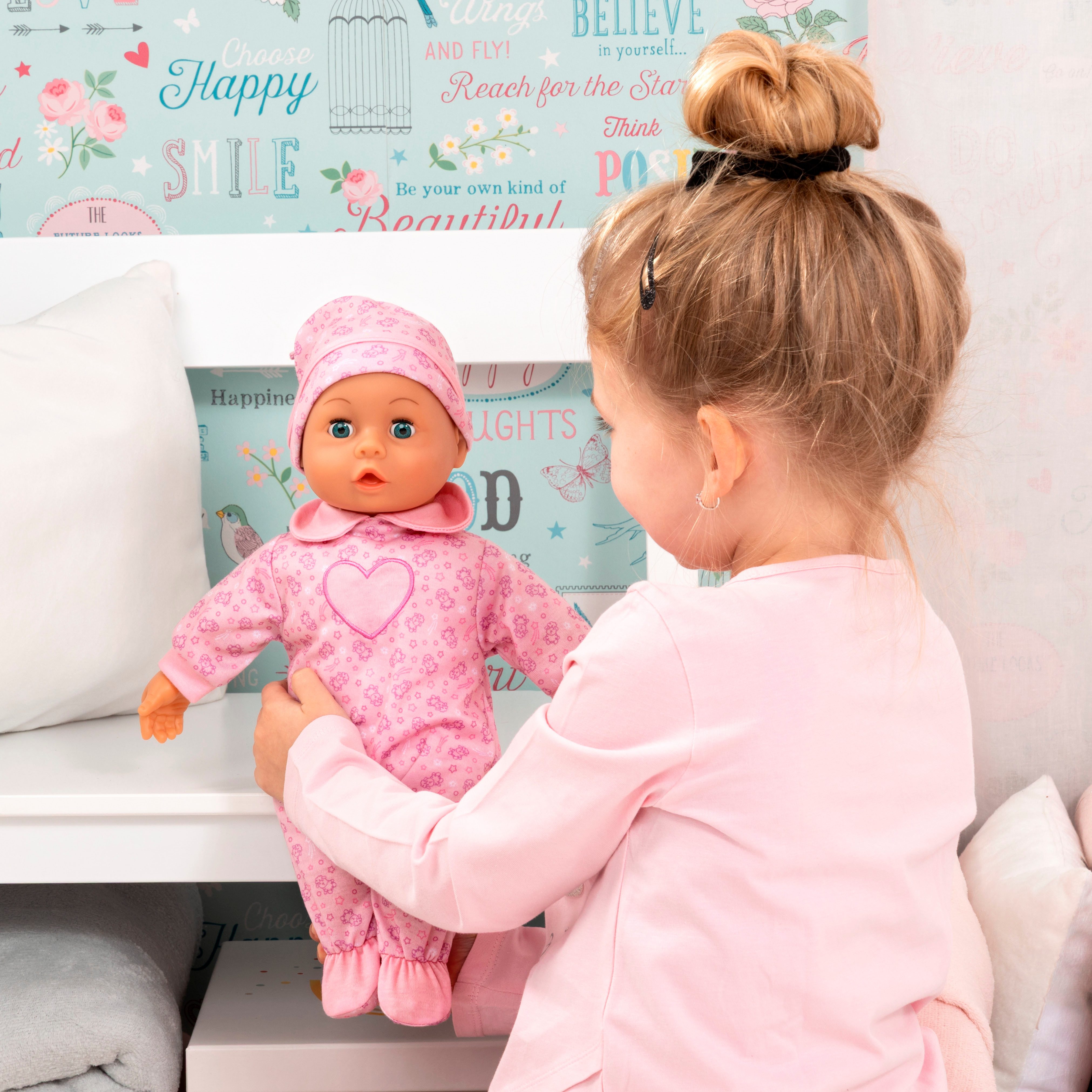 Bayer Babypuppe First Words Baby, 38 cm, Schafe rosa (3-tlg), mit Schlafaugen und Babygeräuschen – Bild 5 von 5