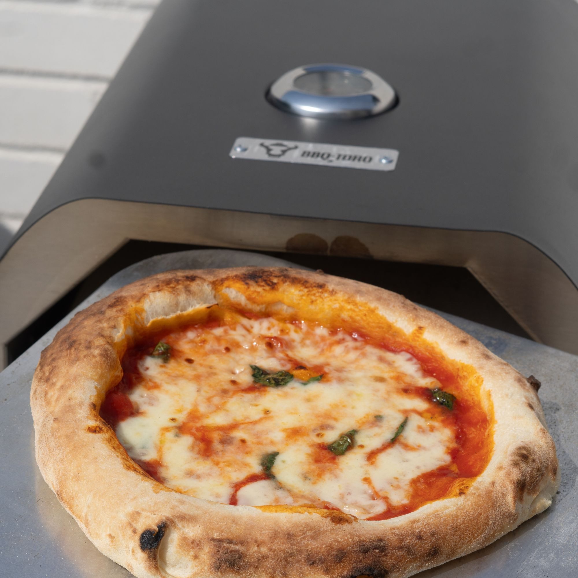 BBQ-Toro Gas-Pizzaofen Gas Pizzaofen mit Thermometer, mobiler Pizza Ofen, 4 kW mit Pizzastein, Pizzaofen inkl. Pizzastein