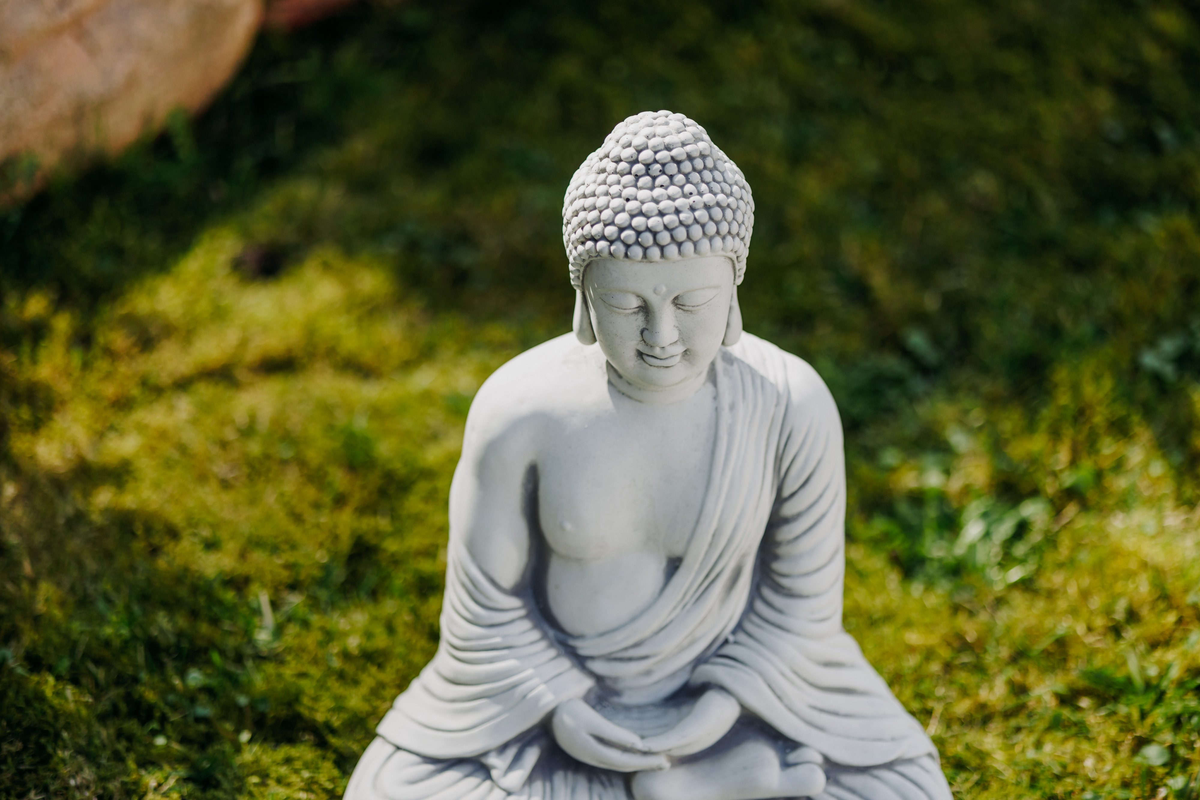gartendekoparadies.de Gartenfigur Buddha Statue Steinfigur in exklusiver Farbgebung, H. 42 cm, 19 kg, Frostsicher