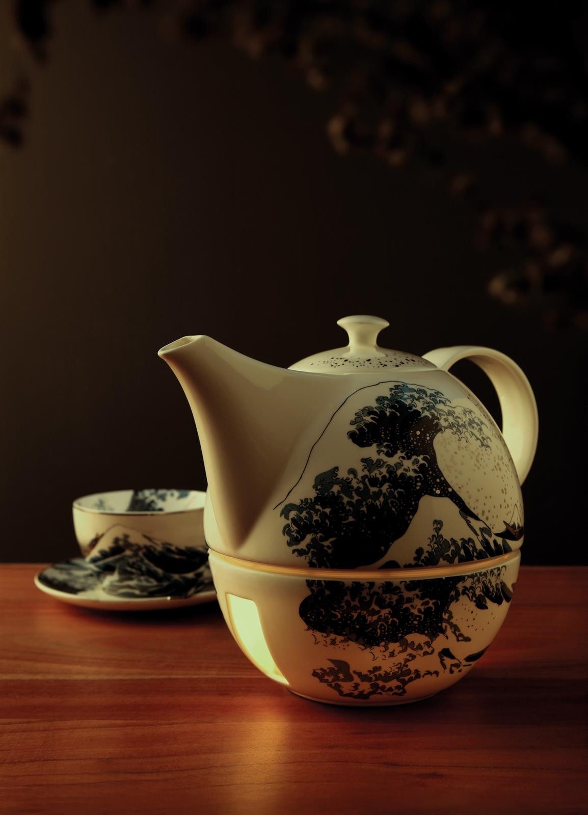 Goebel Teekanne Katsushika Hokusai - Die große Welle, 1200 l, (1x Teekanne, 1x Stövchen, 1-St), Handwäsche wird empfohlen