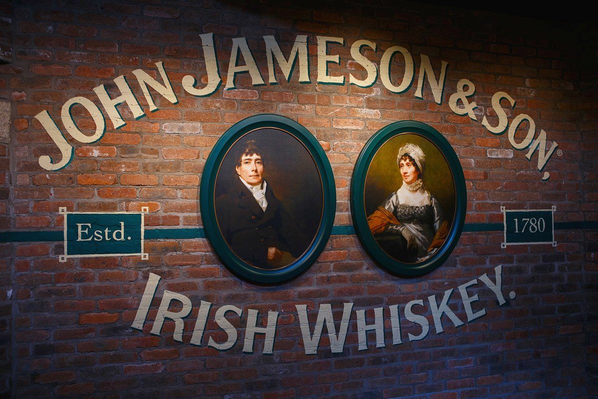 Papermoon Fototapete ZIEGEL-WAND-JAMESON IRISH WHISKEY DUBLIN MUSEUM IRLAND