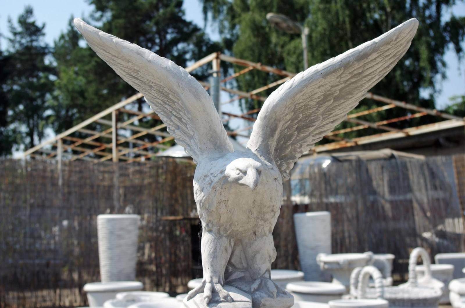 Antikes Wohndesign Gartenfigur Adler mit Standsäule Steinadler - Greifvogel Weiß Falke Grau Höhe