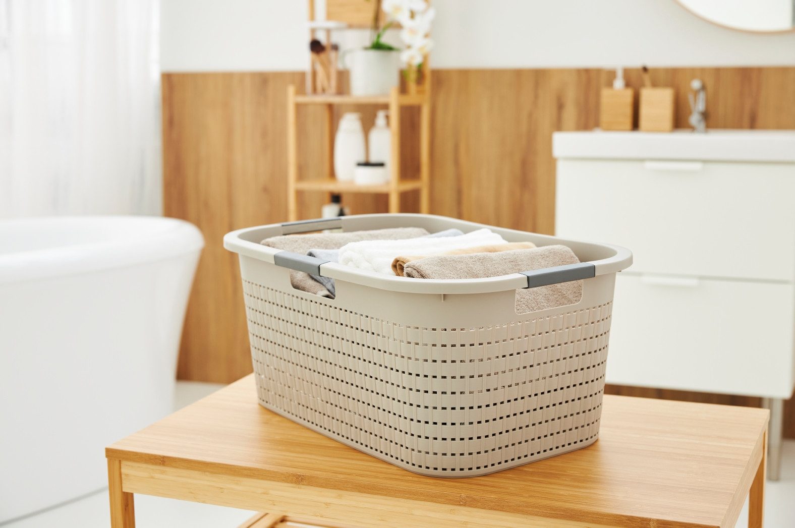 ROTHO Wäschekorb Wäschebox 40L COUNTRY, ergonomische Wäschebehälter mit Griffe, Rattan-Oberfläche ermöglicht Luftzirkulation im Korb