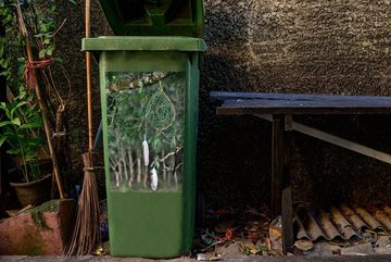 MuchoWow Wandsticker Ein grüner Traumfänger in einem Baum (1 St), Mülleimer-aufkleber, Mülltonne, Sticker, Container, Abfalbehälter