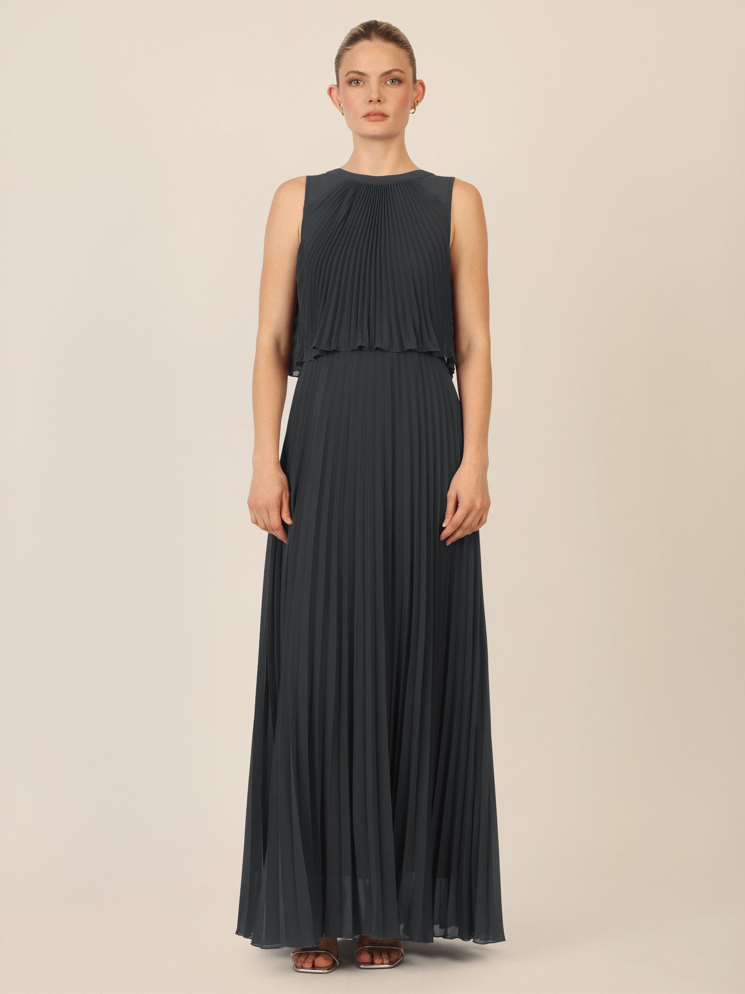 Apart Abendkleid mit Plisseefalten und Lagenoptik