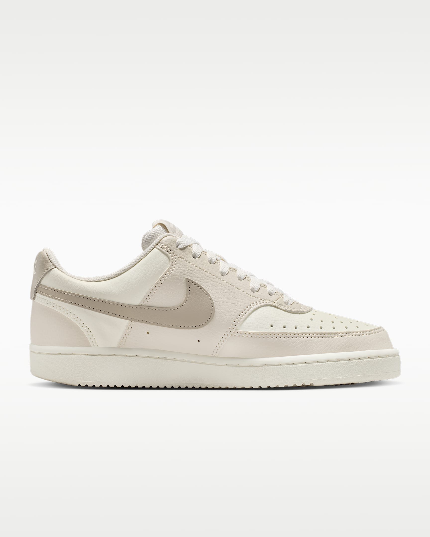 Nike Sportswear WMNS COURT VISION LOW SE Sneaker inspiriert vom Design des Nike Air Force